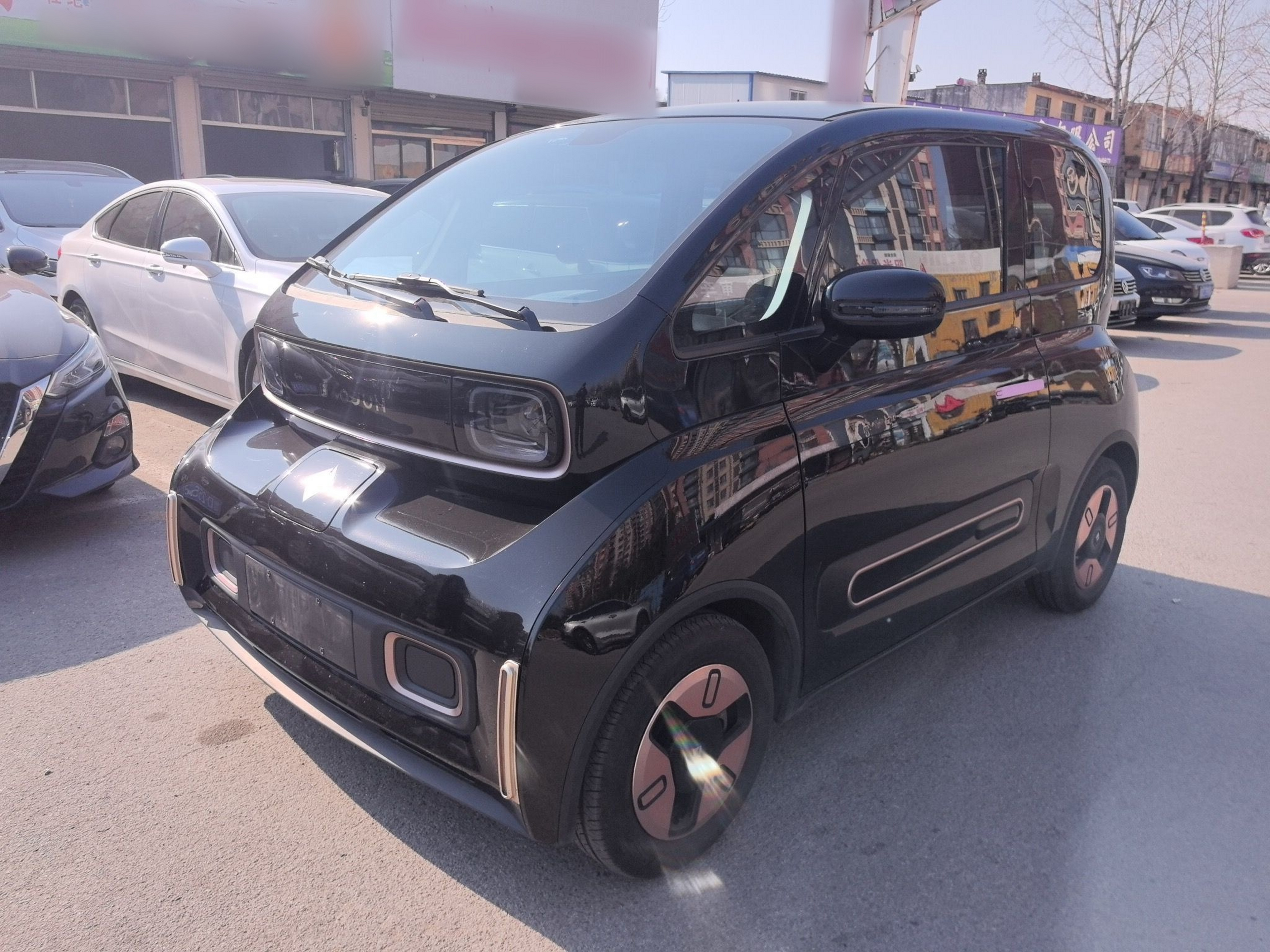 Под передней частью автомобиля