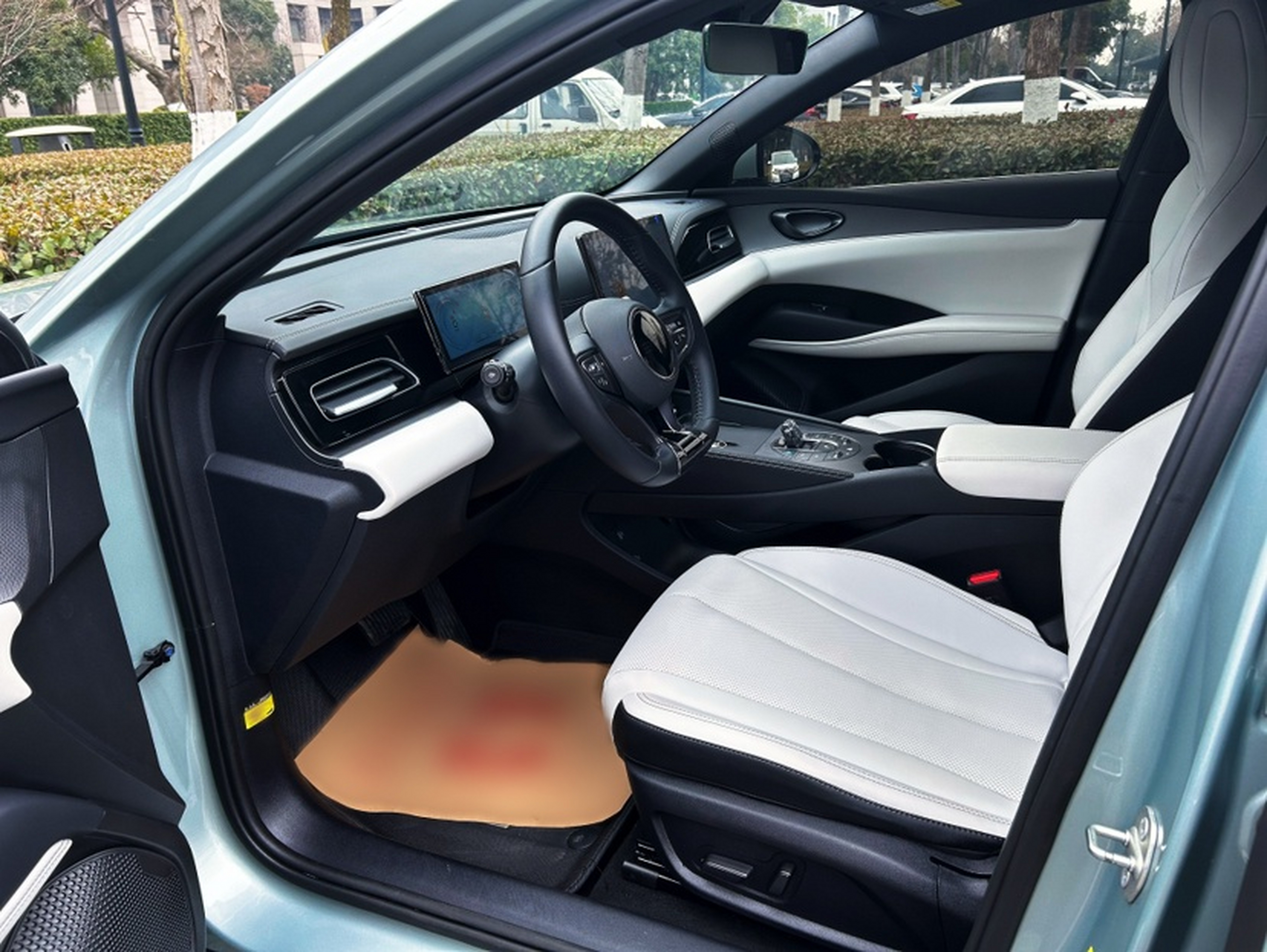 المقاعد الأمامية داخل السيارة