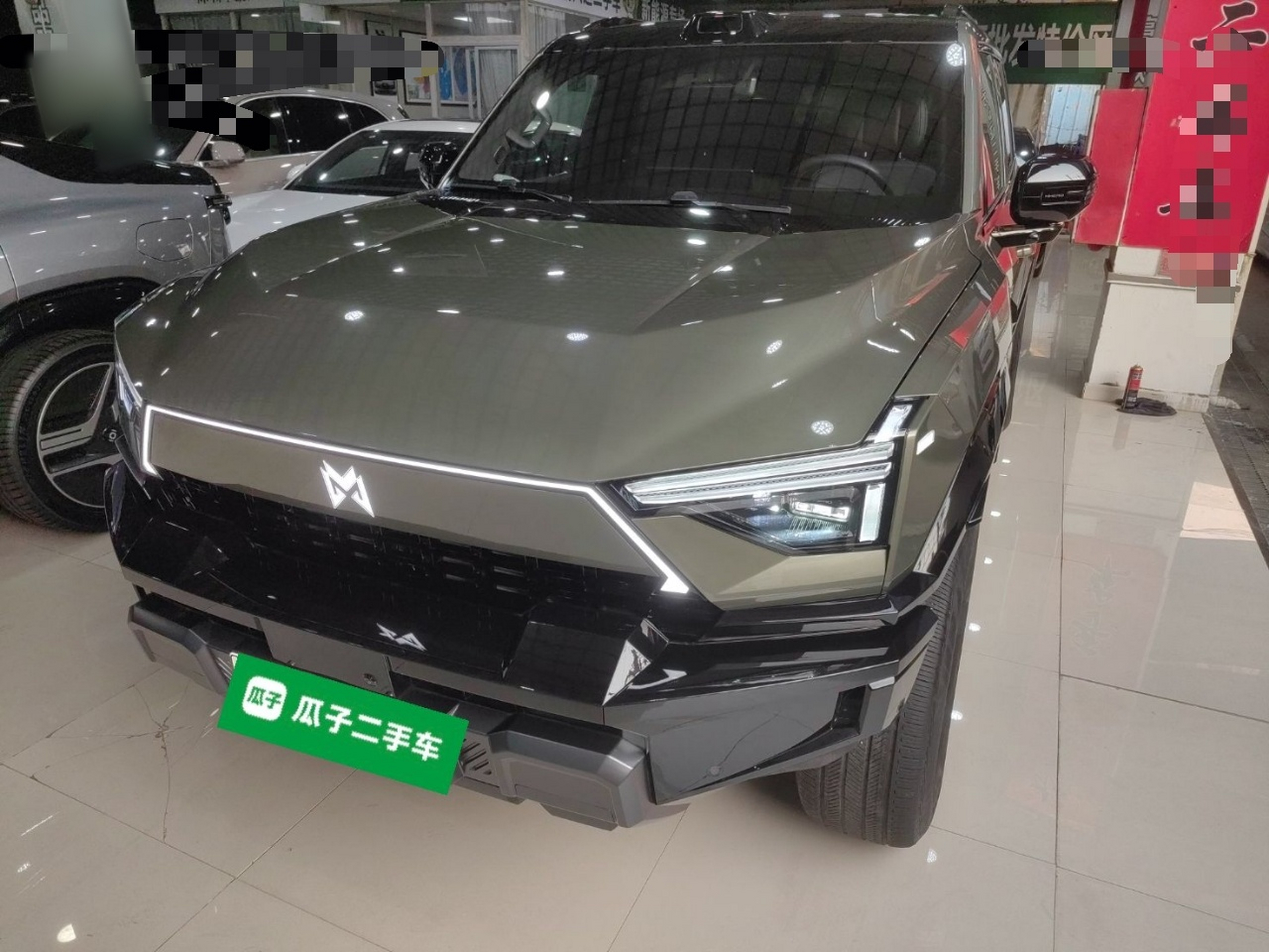 تحت مقدمة السيارة