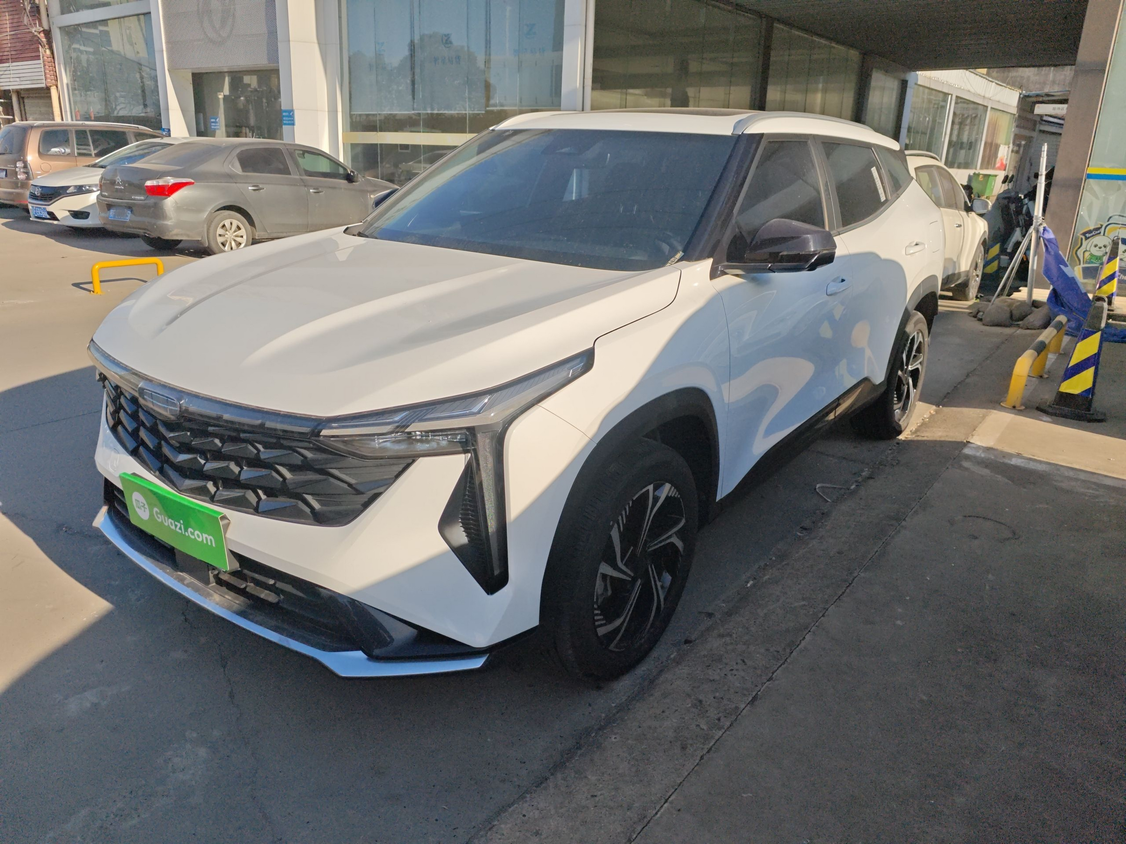 تحت مقدمة السيارة