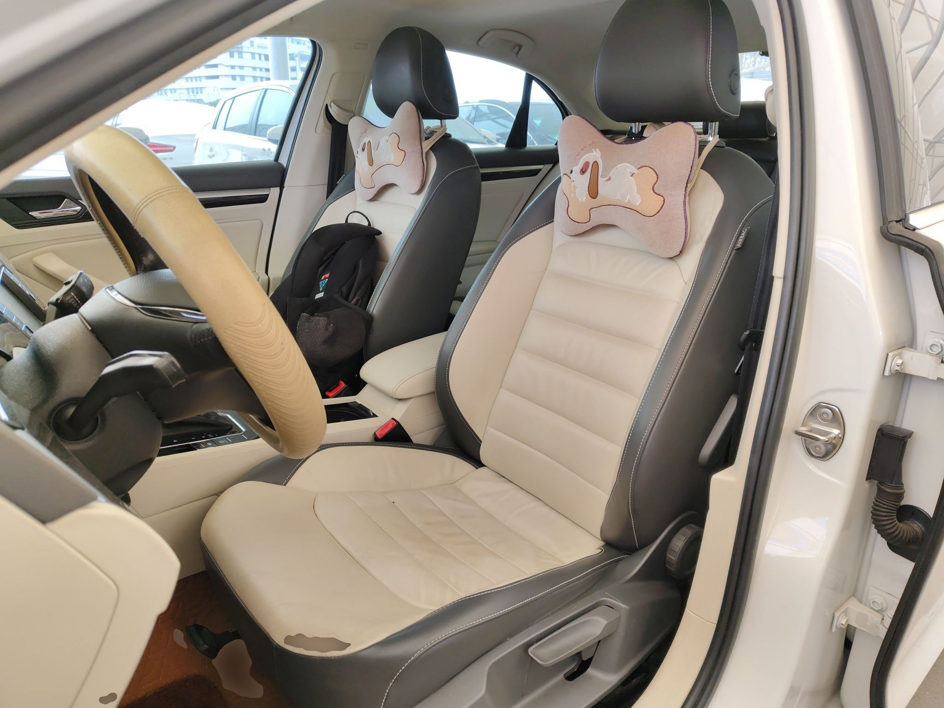 Переднее сиденье в автомобиле