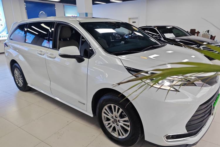 Used Toyota Sienna 2023 2.5L Hybrid Comfort Edition
