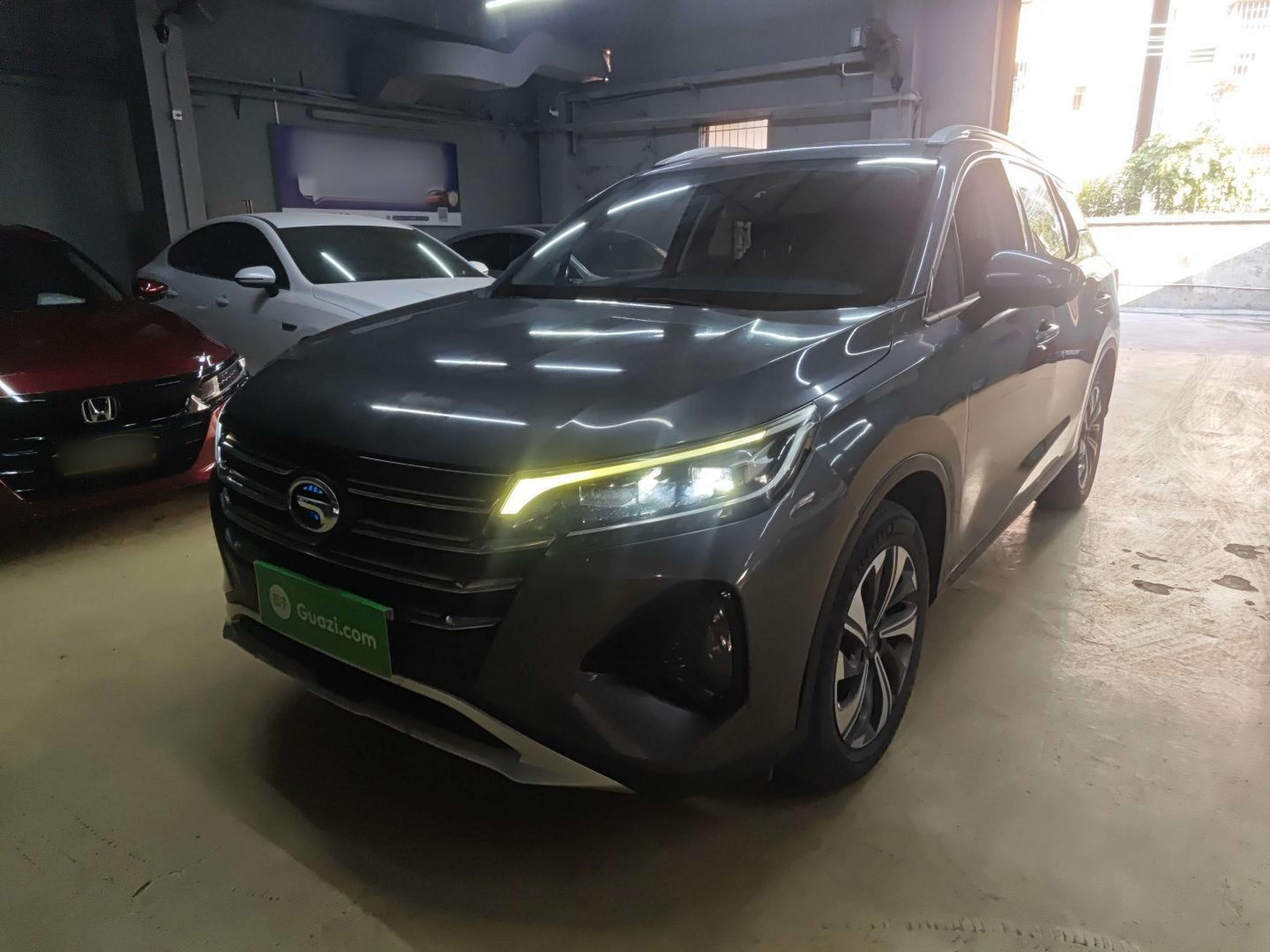 تحت مقدمة السيارة