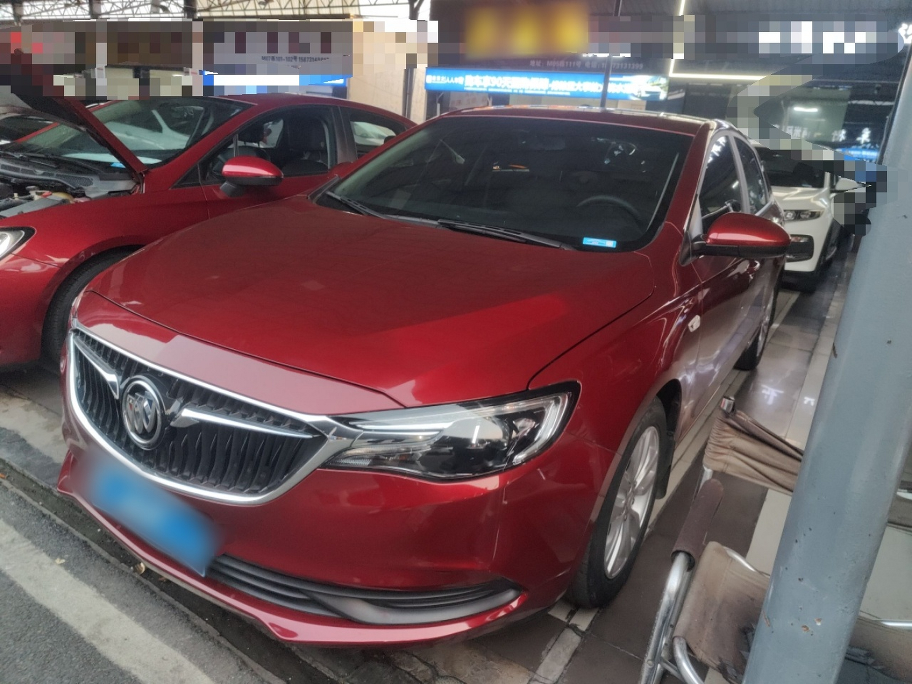 تحت مقدمة السيارة