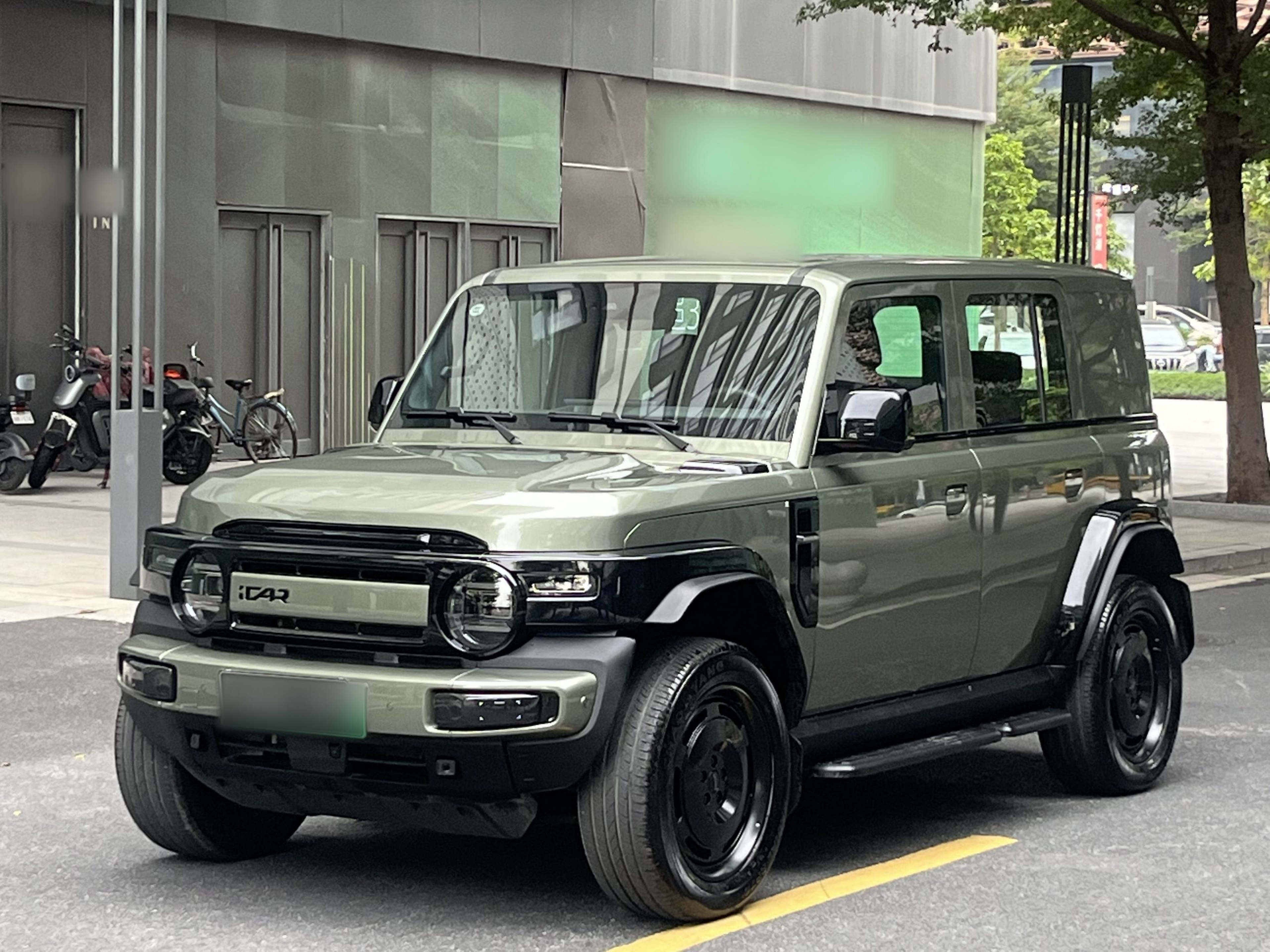 تحت مقدمة السيارة