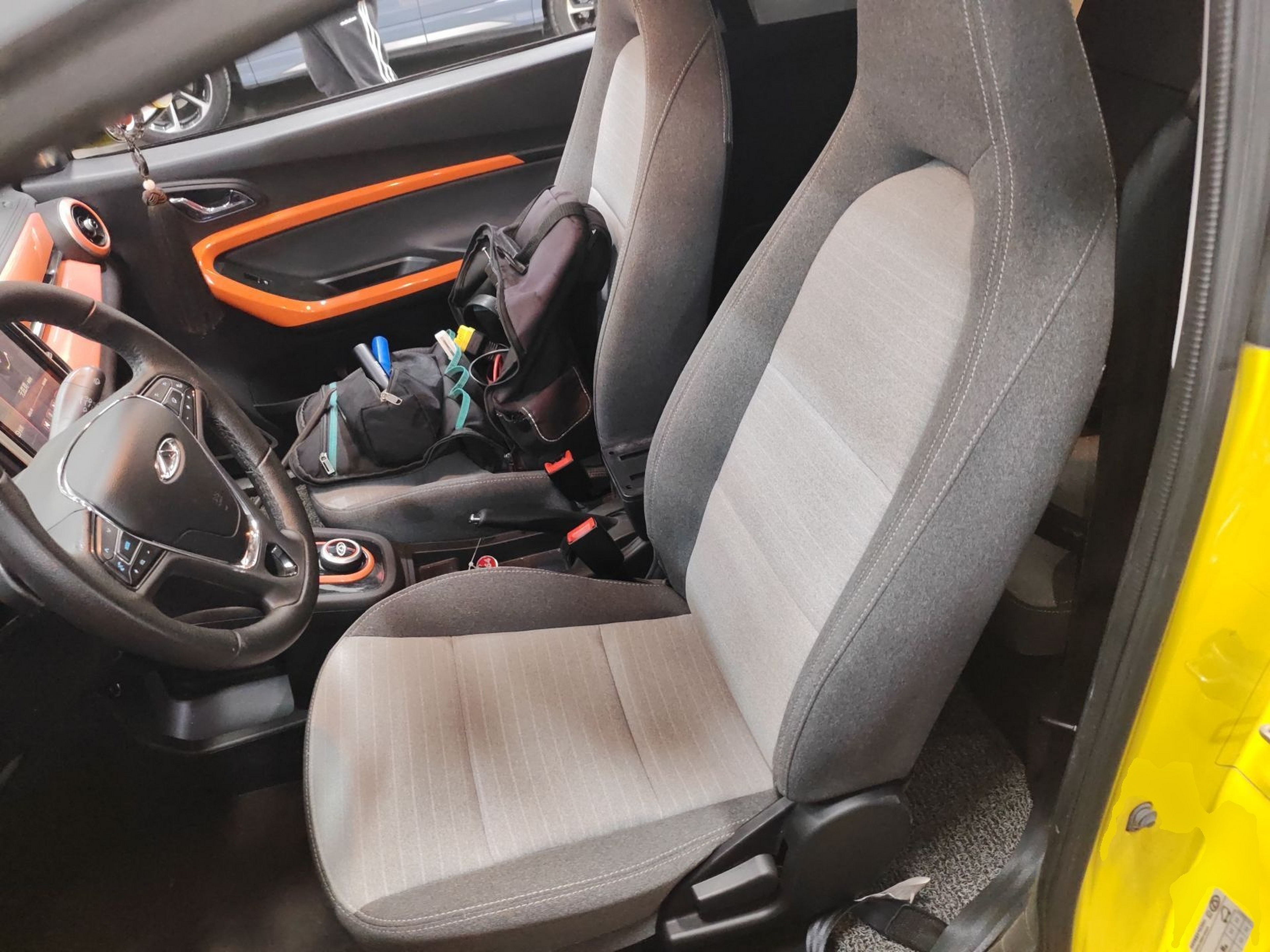 Переднее сиденье в автомобиле