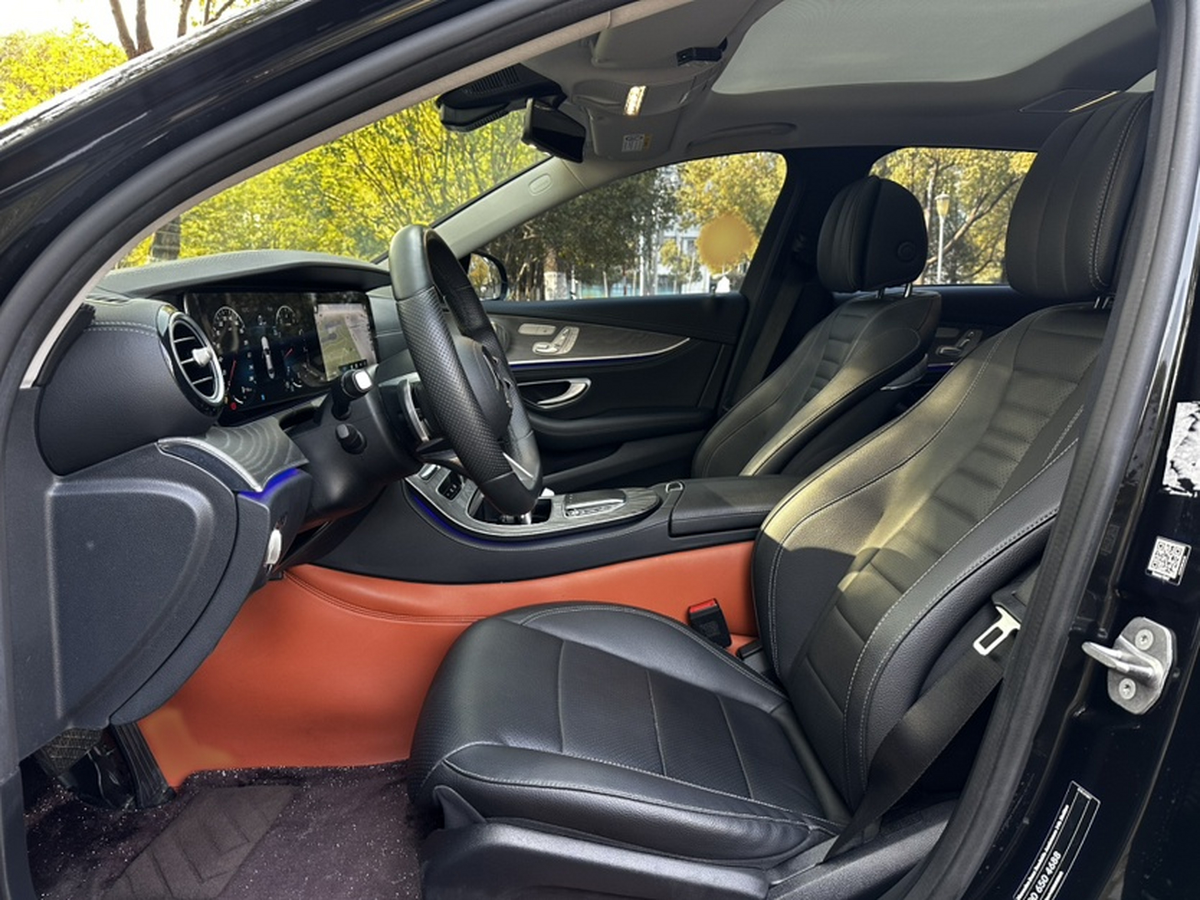 Переднее сиденье в автомобиле