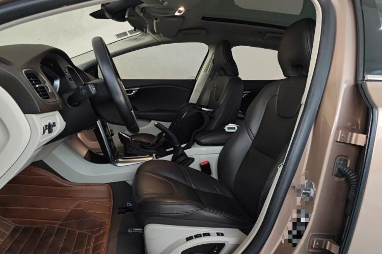 Used Volvo V40 2014 2.0T Zhiya Edition
