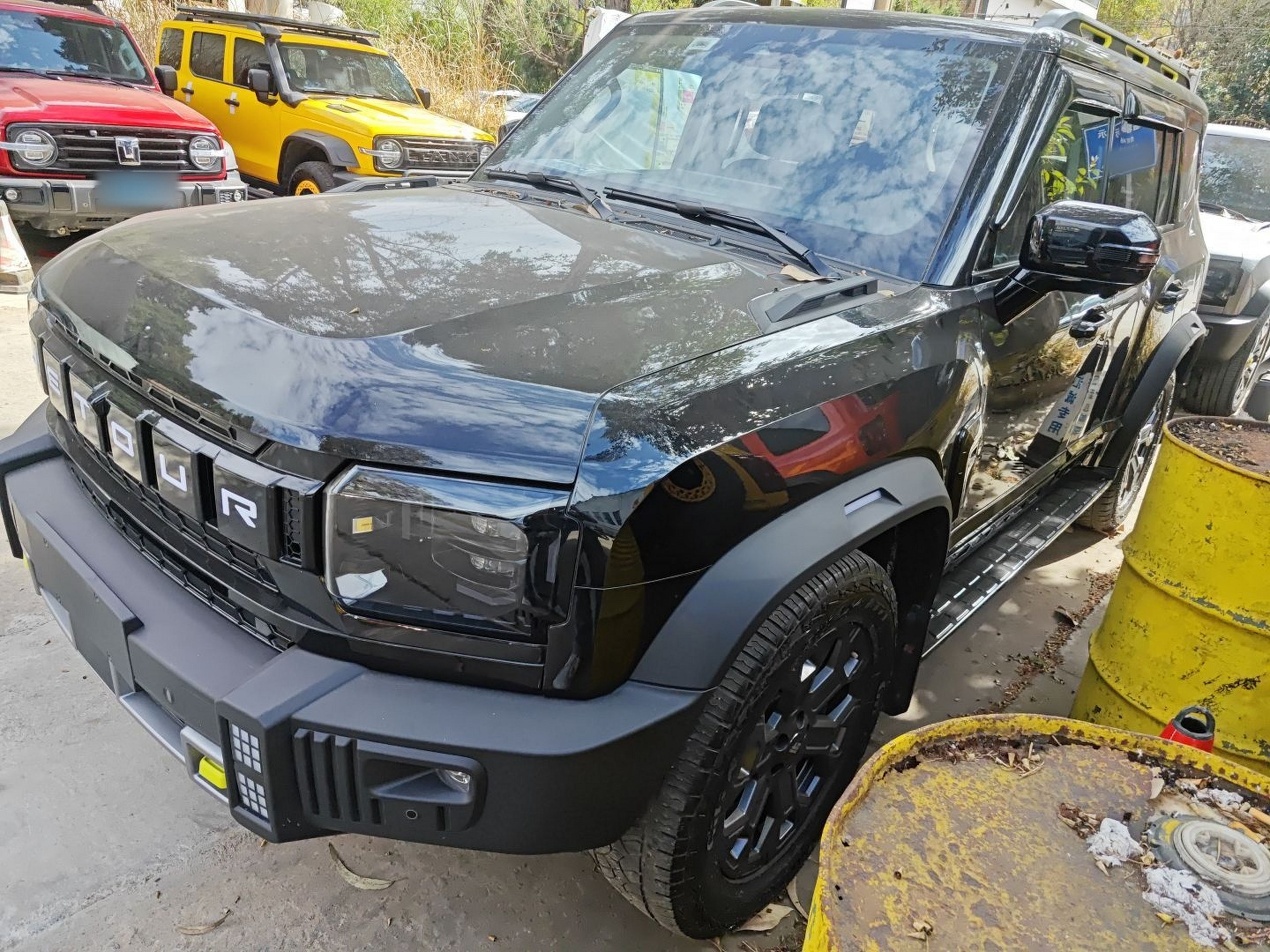 تحت مقدمة السيارة