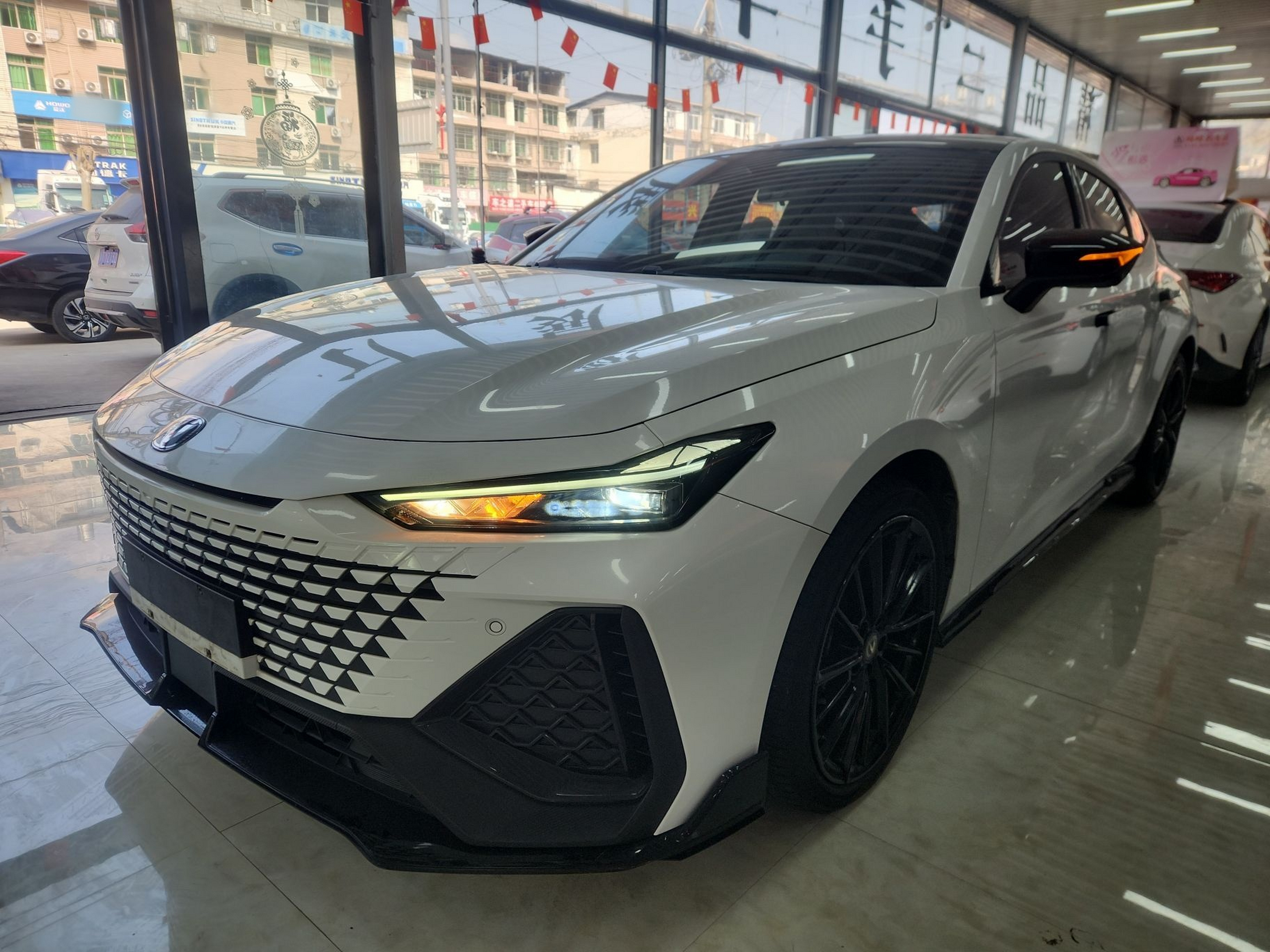 تحت مقدمة السيارة