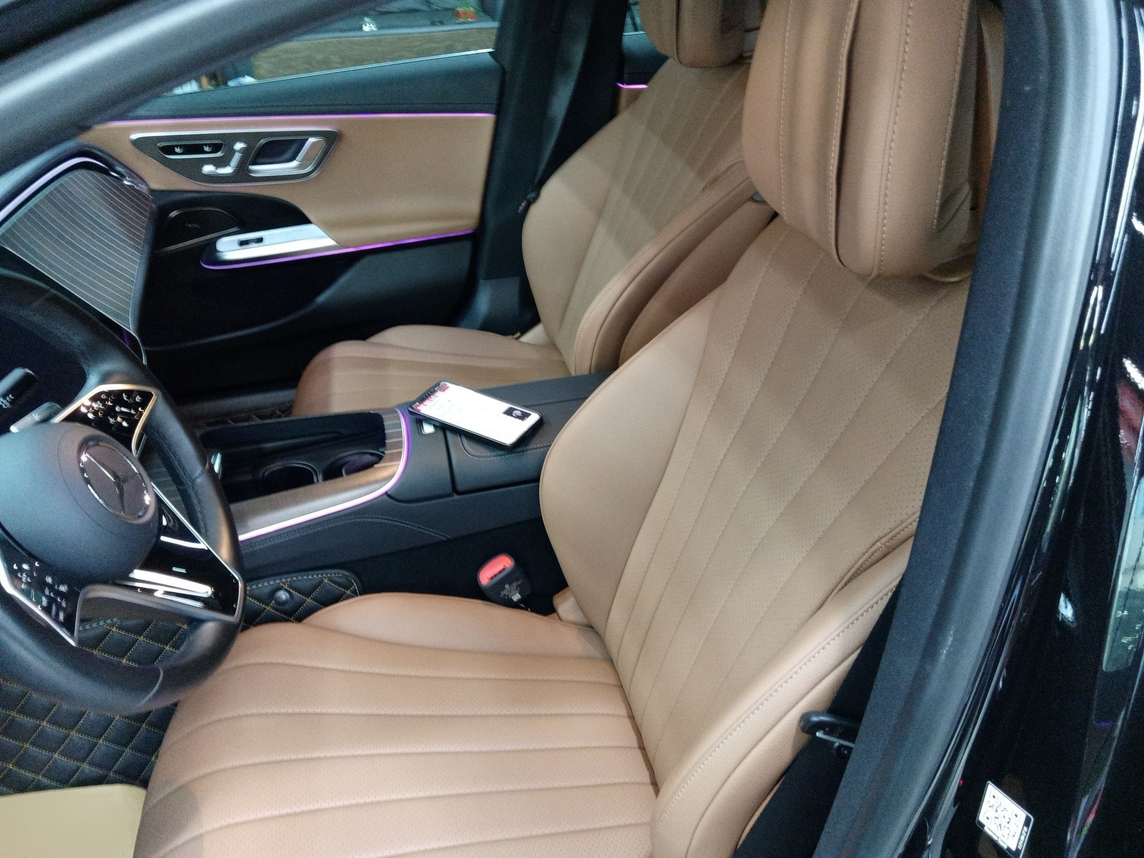 المقاعد الأمامية داخل السيارة