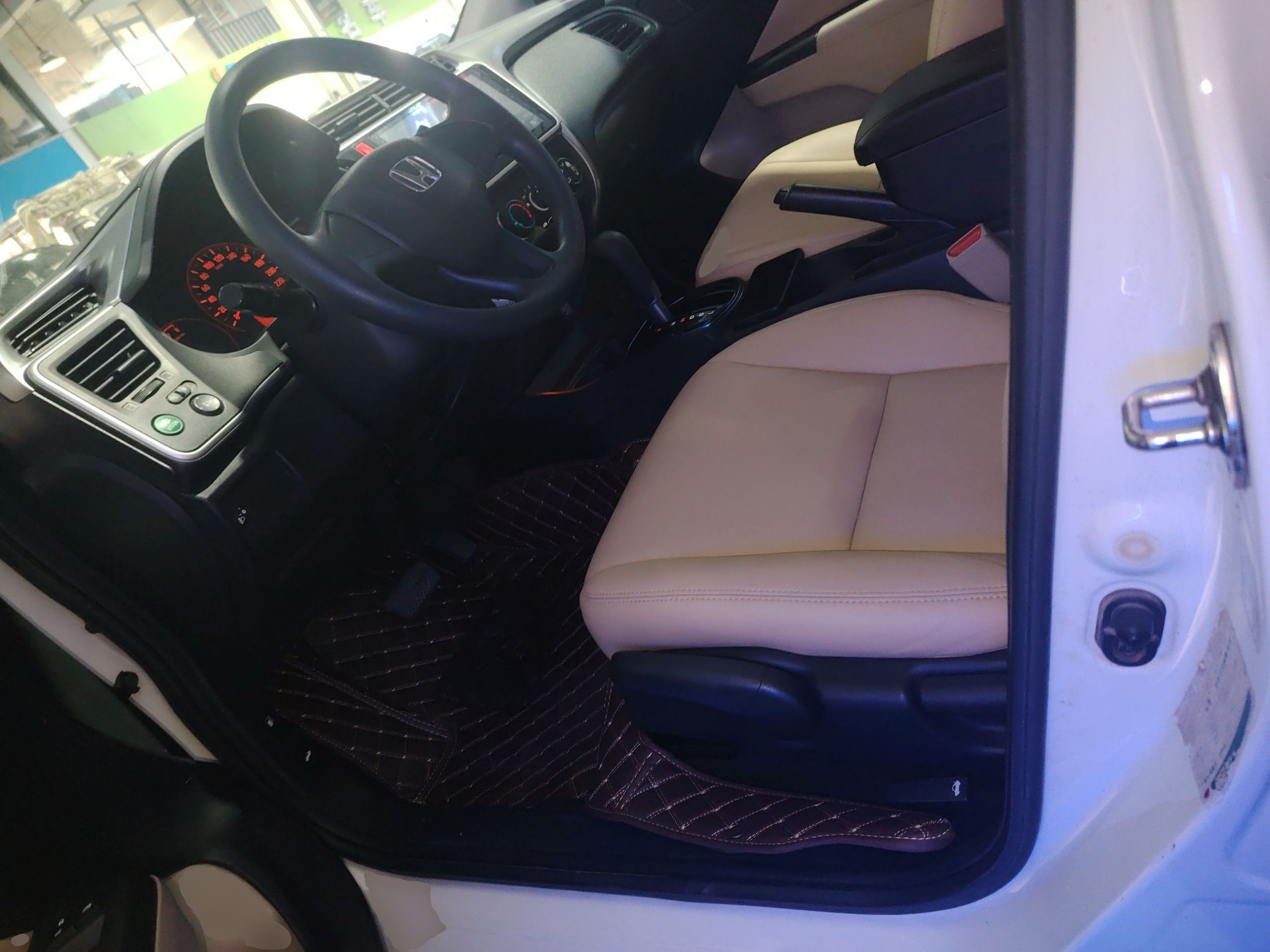 Переднее сиденье в автомобиле