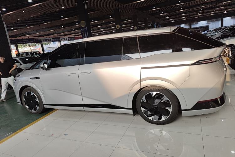 Used XPeng X9 2024 702 Ultra-Long Range Max
