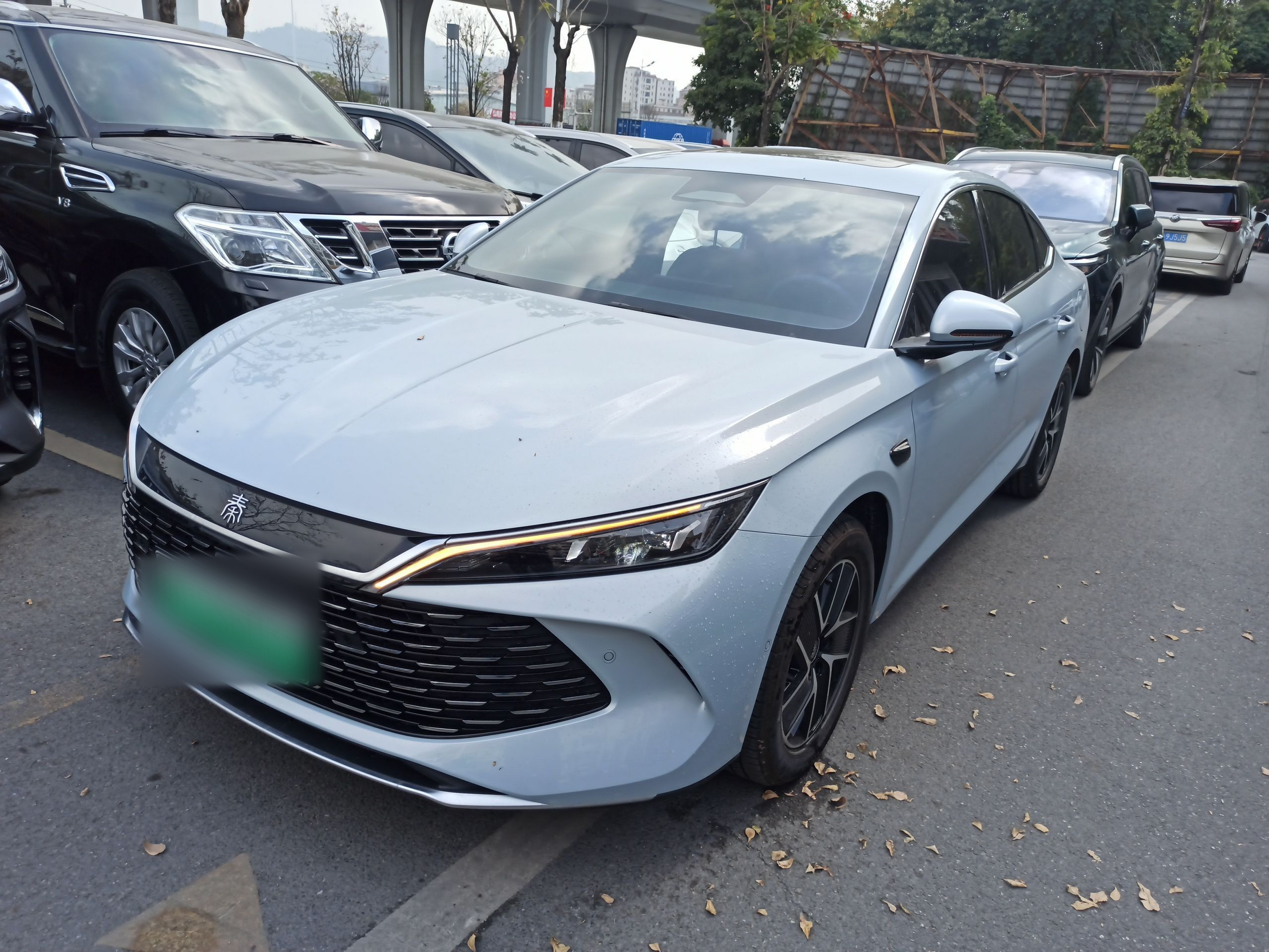 Под передней частью автомобиля