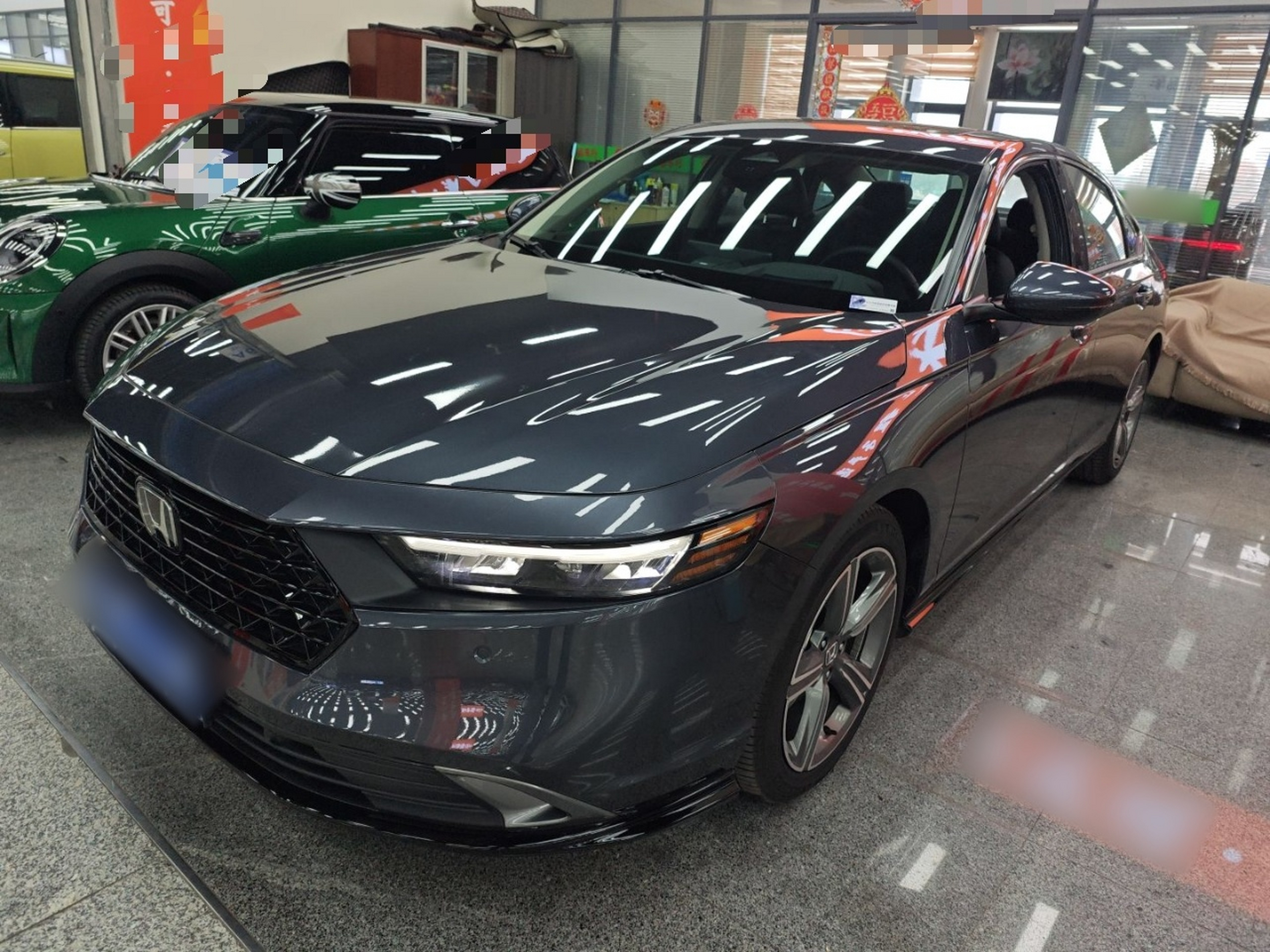 Под передней частью автомобиля