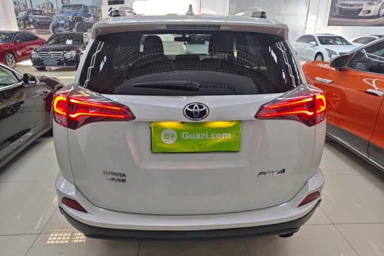 Used Toyota RAV4 2016 2.0L CVT Two-Wheel Drive Fashion Edition China V Standard
