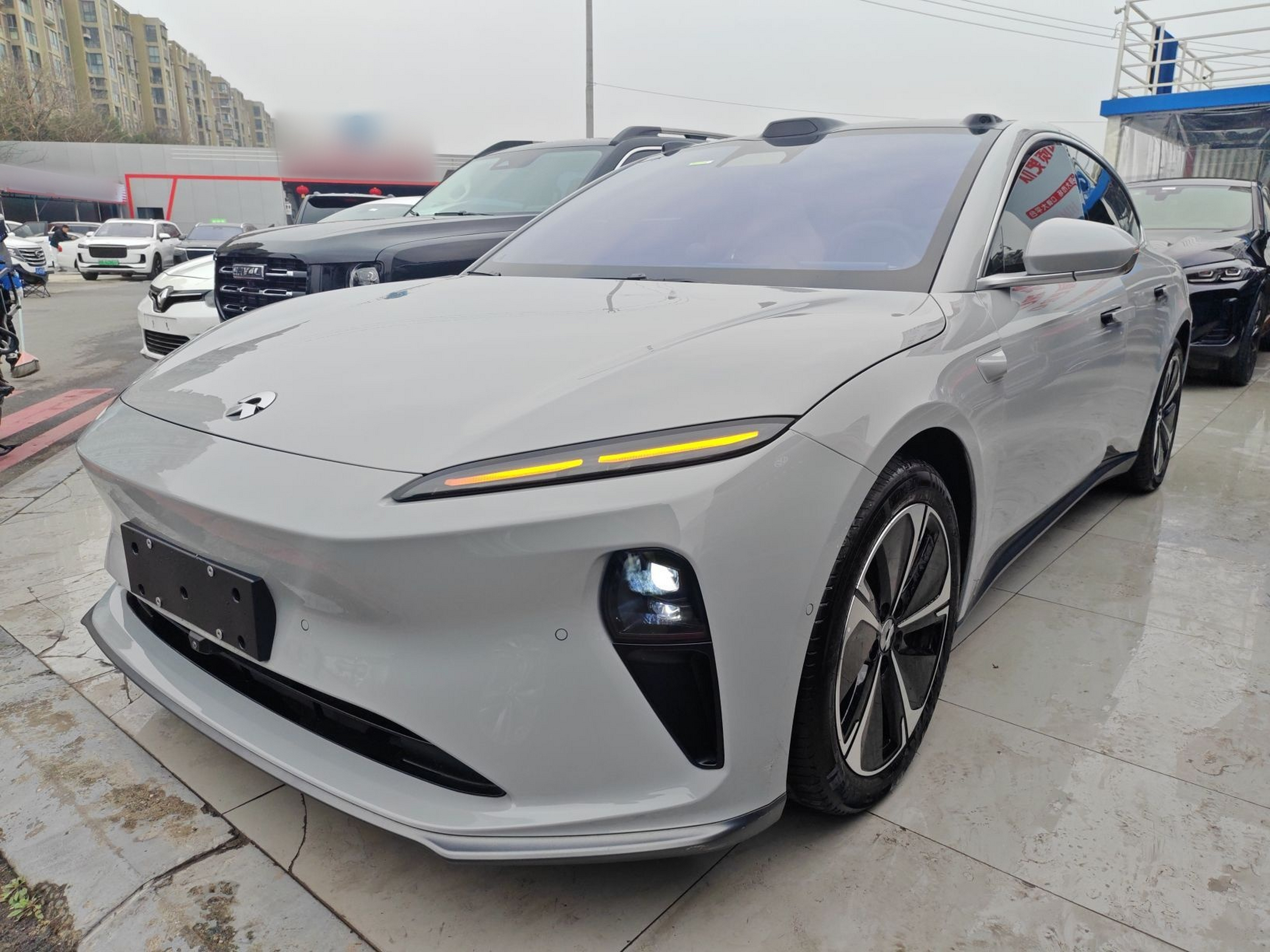 Под передней частью автомобиля