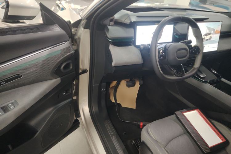 Used Lynk & Co 08 EM-P 2023 120km Long-Range Halo
