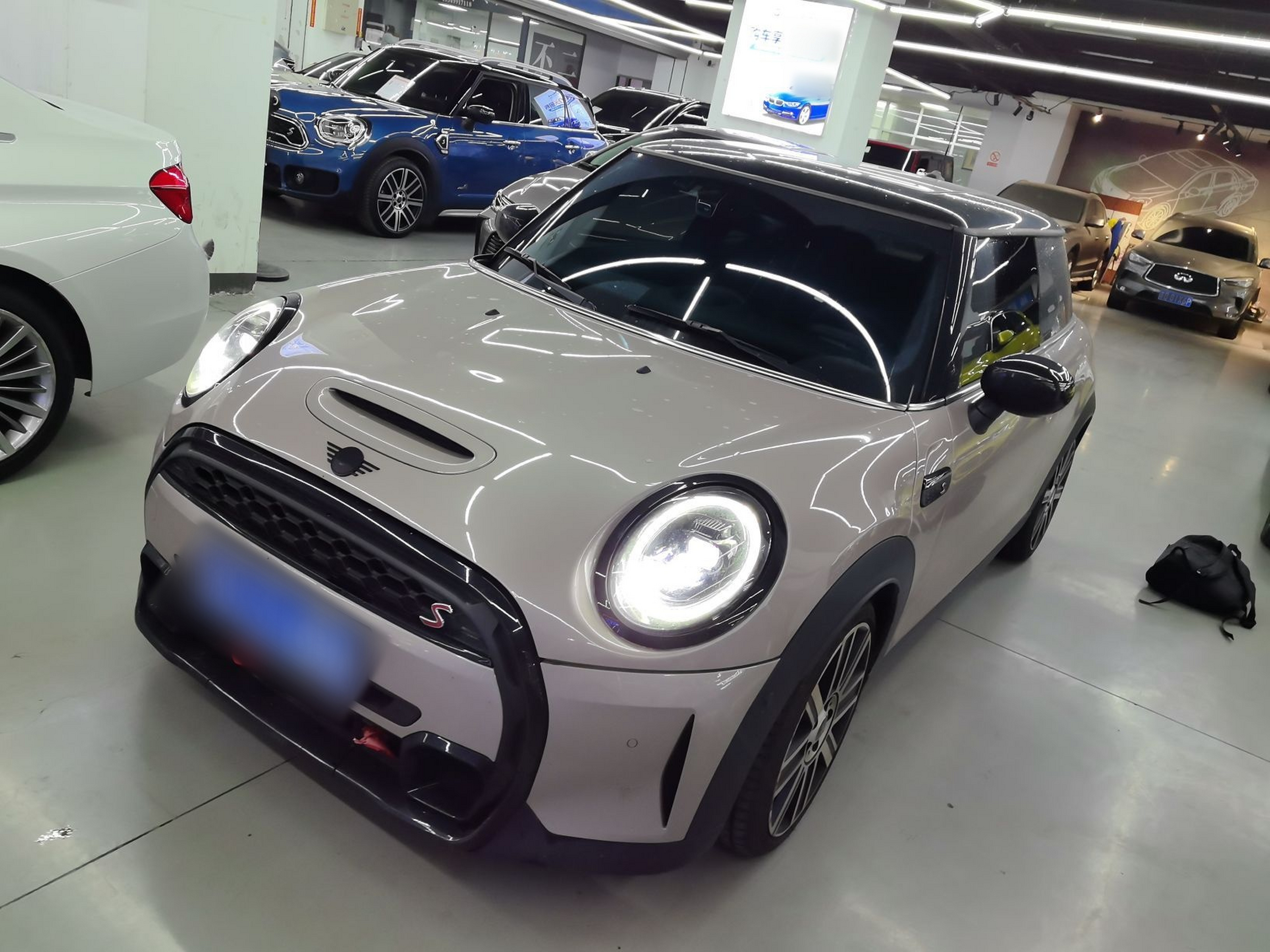 تحت مقدمة السيارة