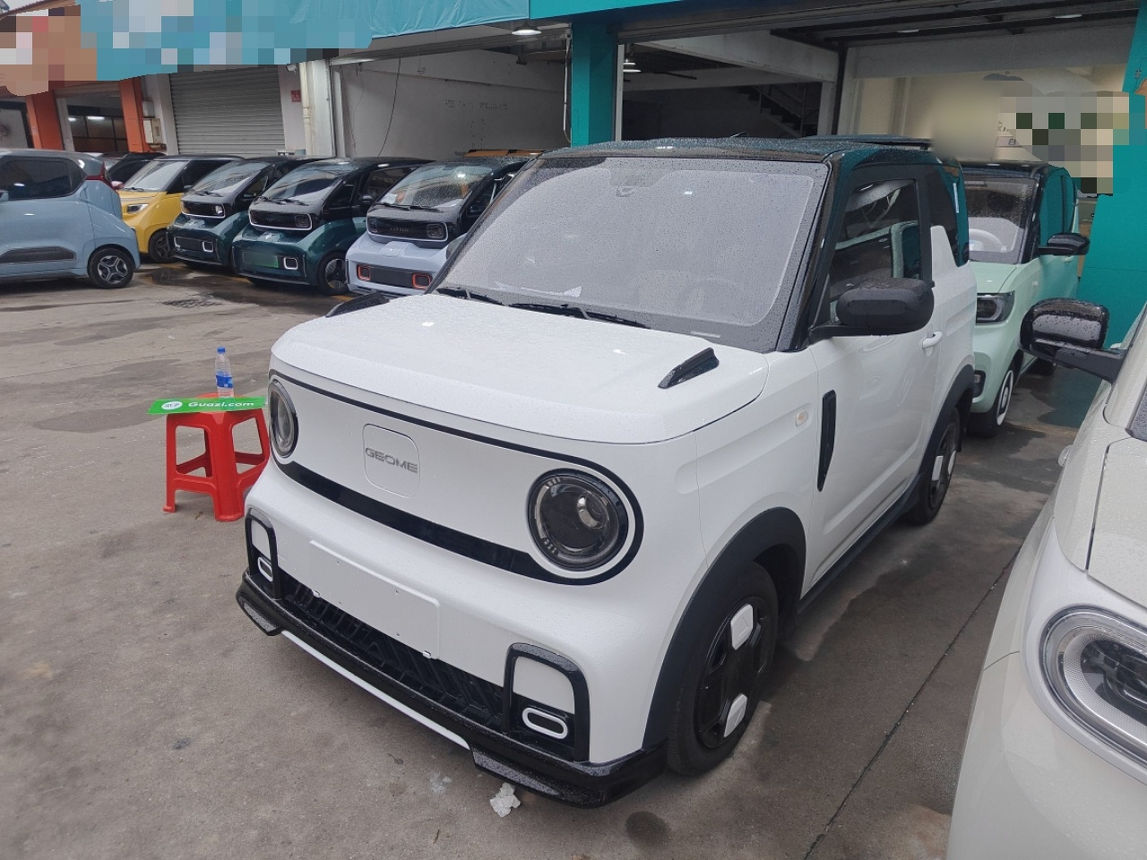 تحت مقدمة السيارة