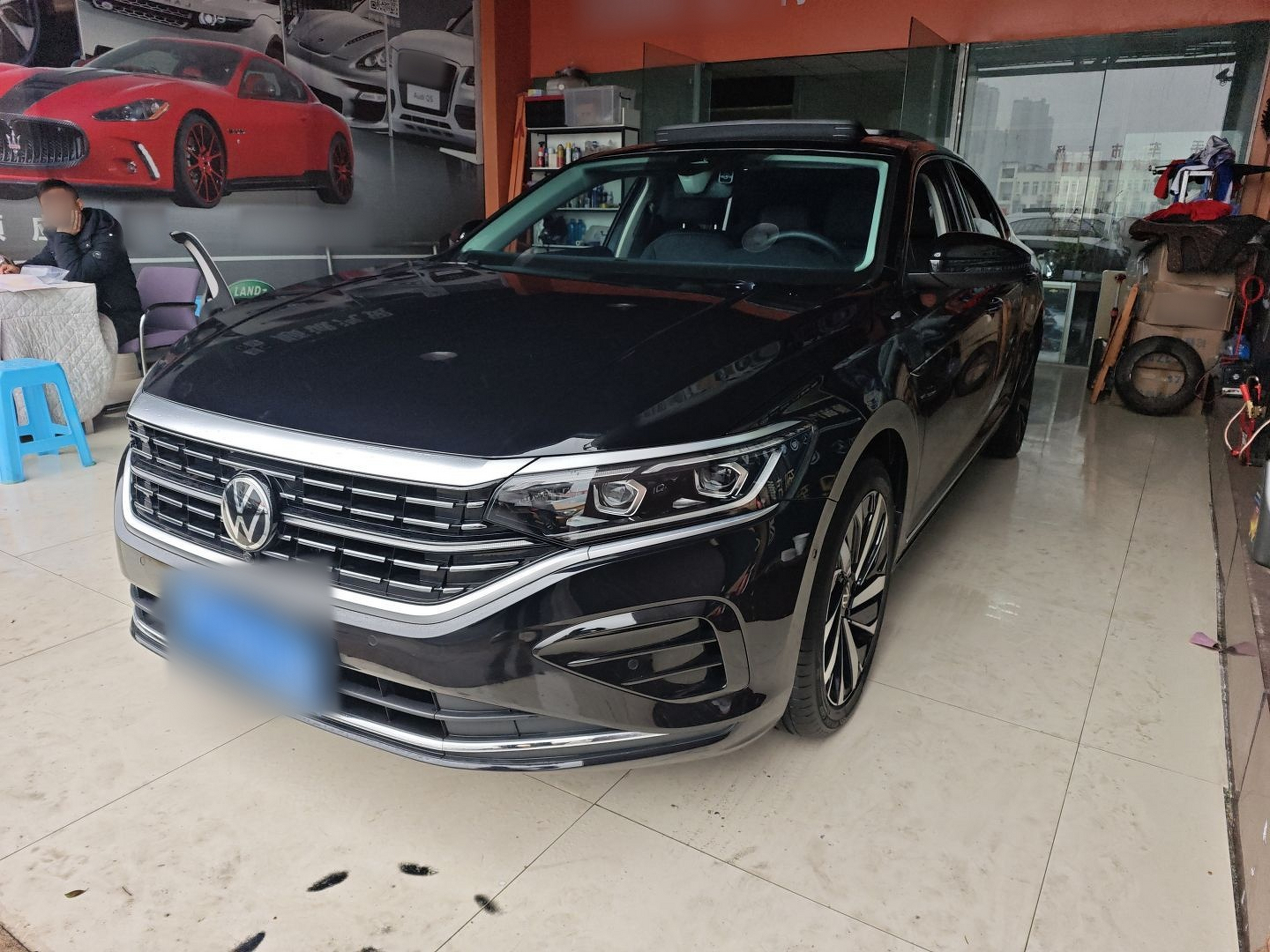 تحت مقدمة السيارة