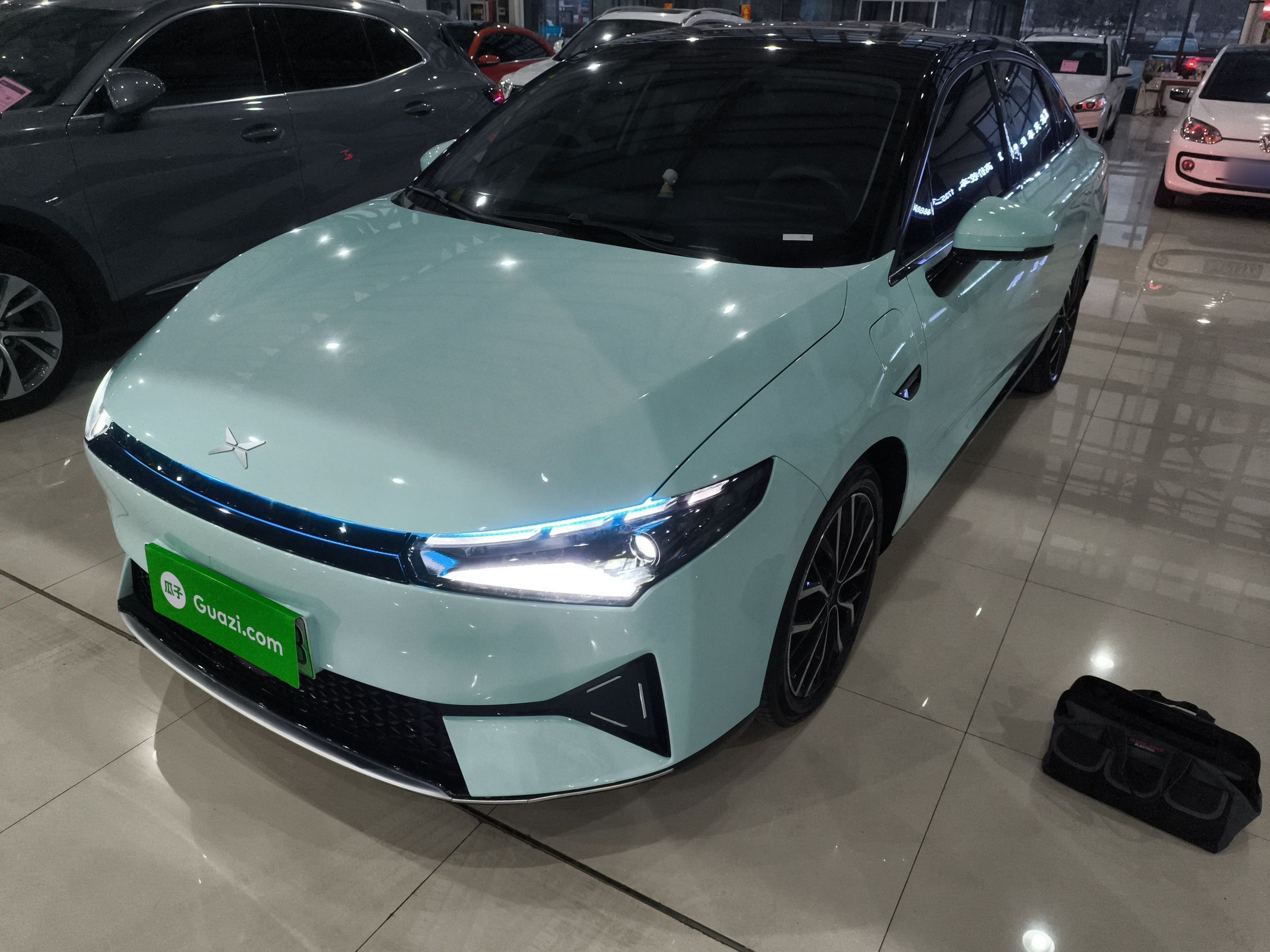 Под передней частью автомобиля