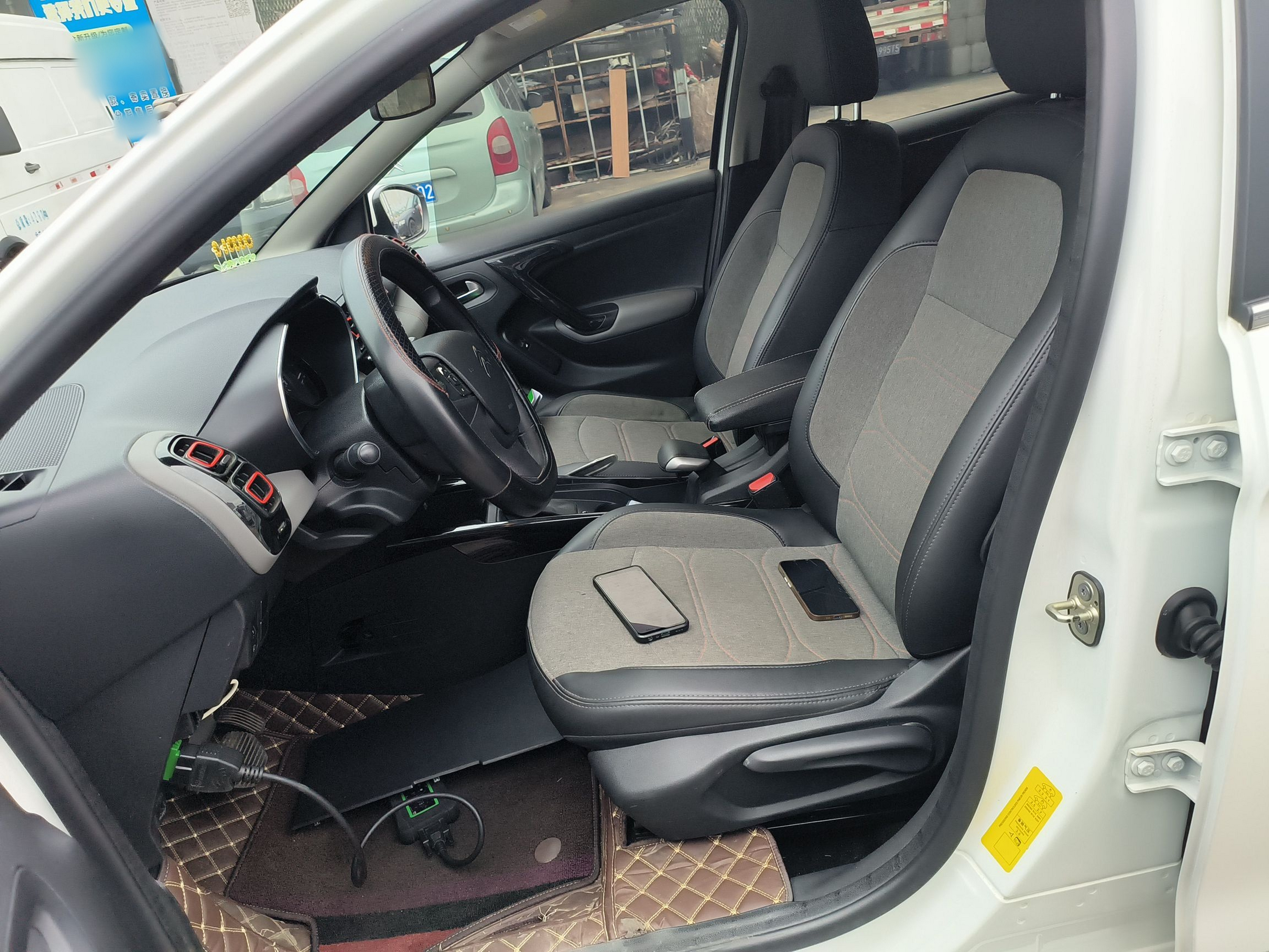 المقاعد الأمامية داخل السيارة