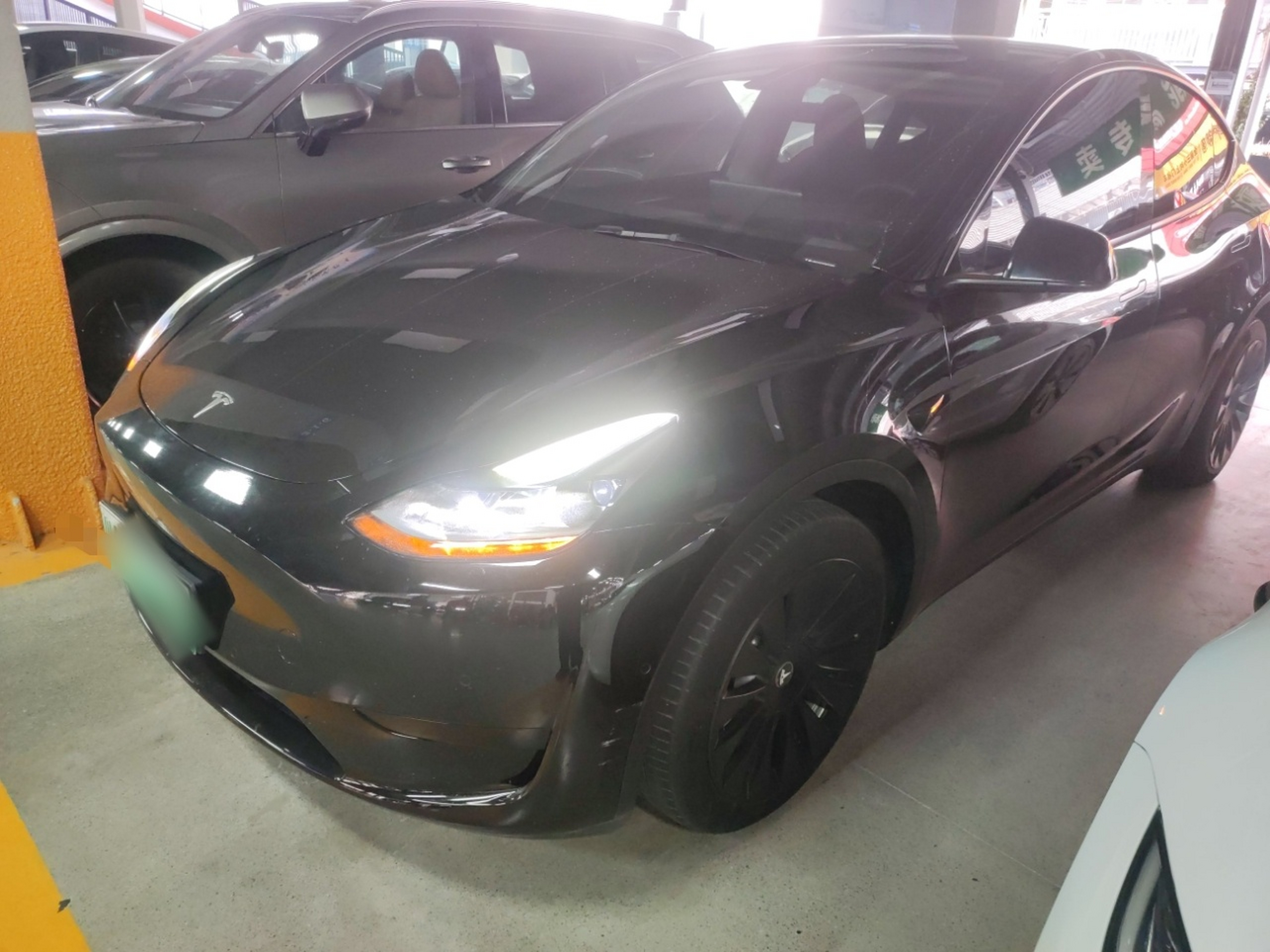 تحت مقدمة السيارة