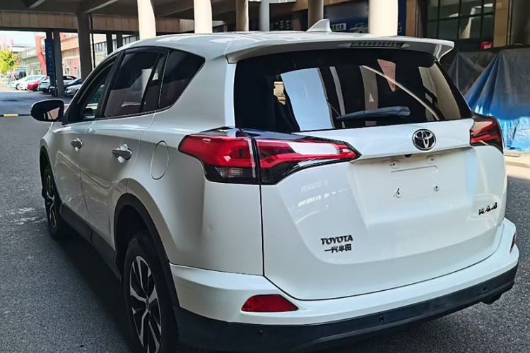 Used Toyota RAV4 2016 2.0L CVT Two-Wheel Drive Fashion Edition China V Standard
