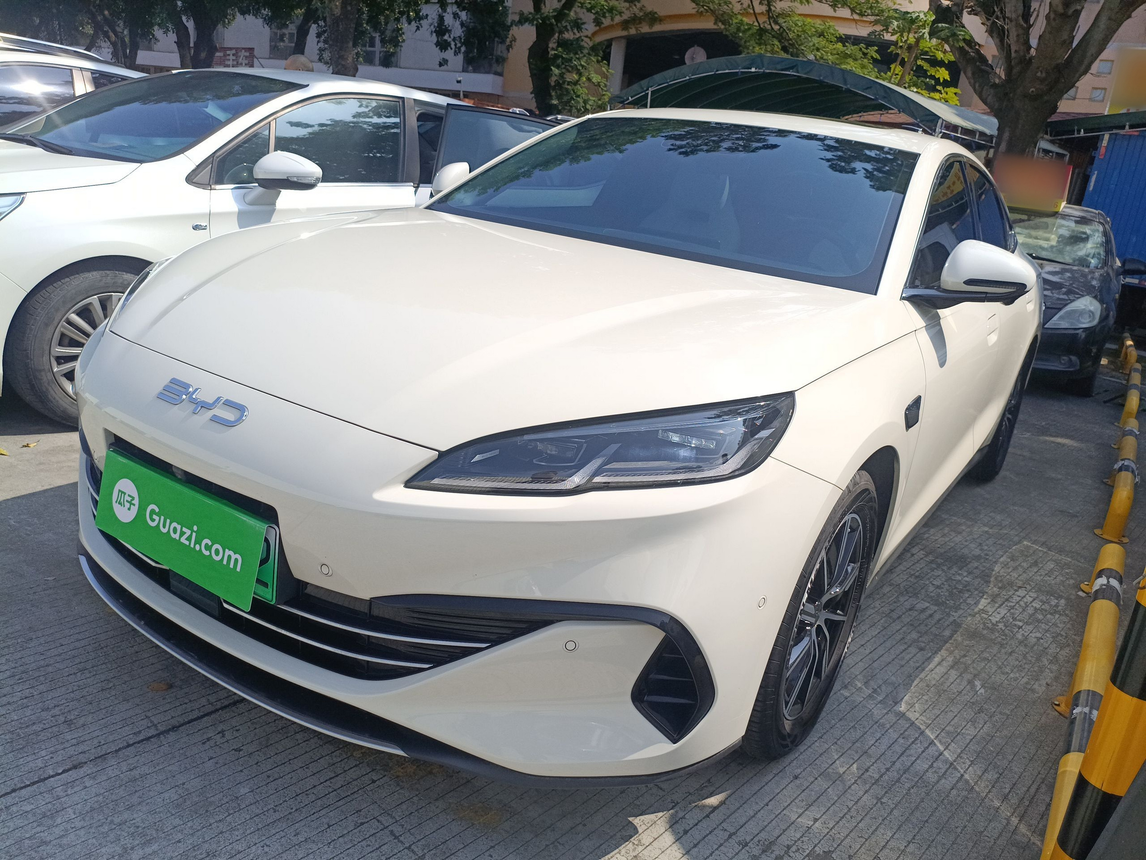 Под передней частью автомобиля