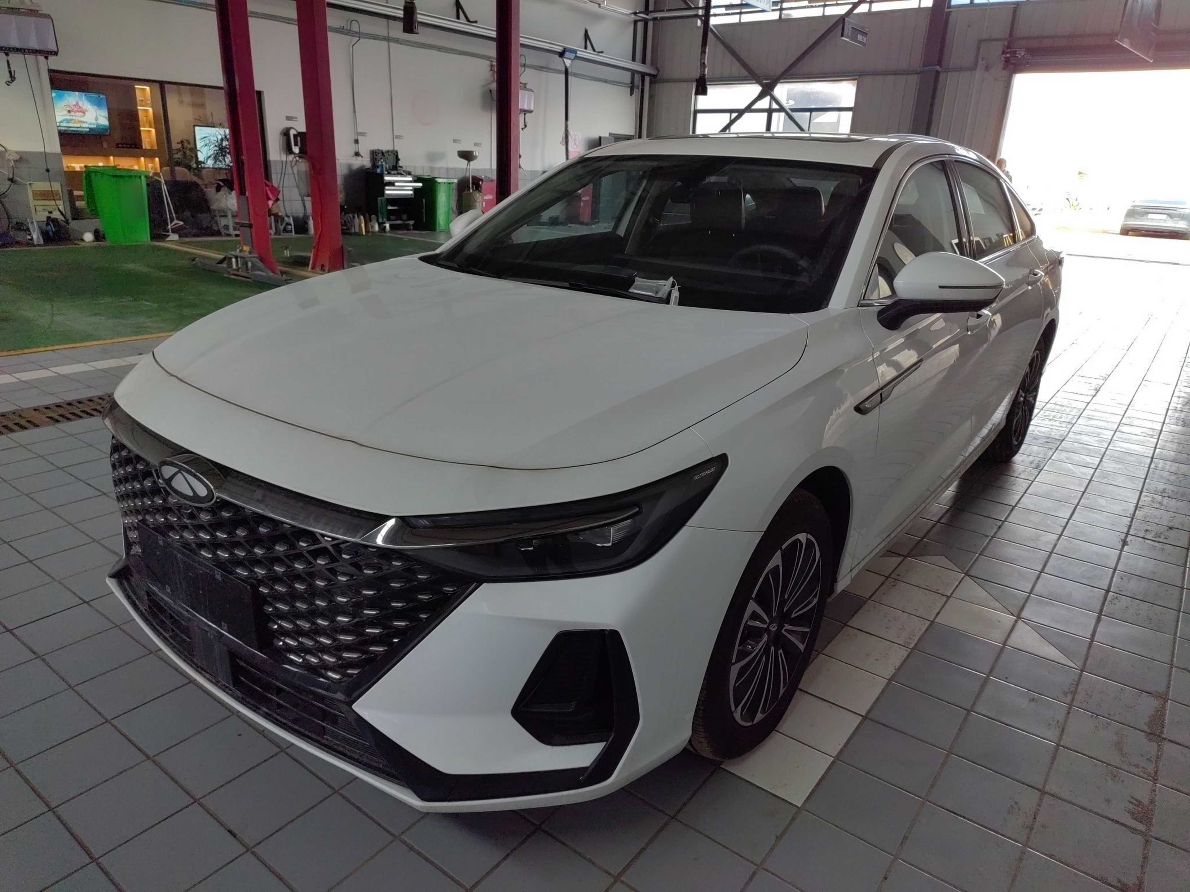 تحت مقدمة السيارة