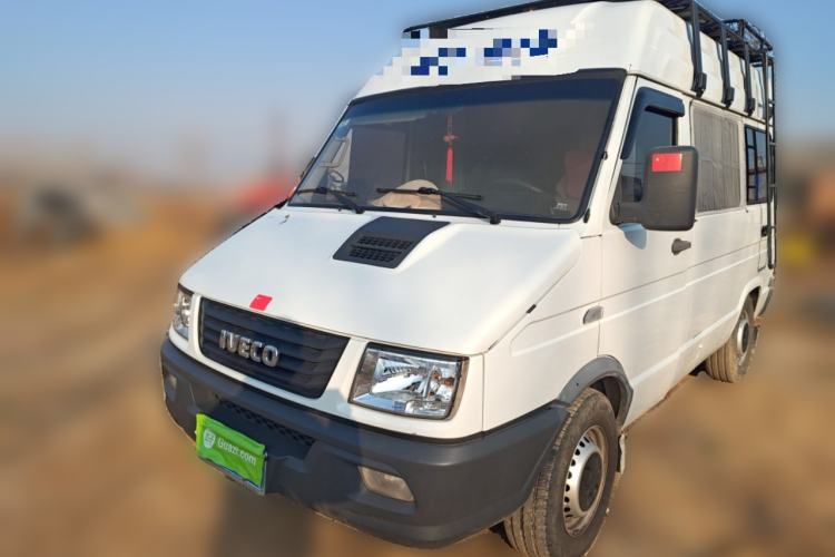 Used Iveco Daily 2020 2.5T A35 Passenger Van Single-Tire Mid-Roof Design 5-9 Seats with Sliding Side Door Meeting China V Emission Standards