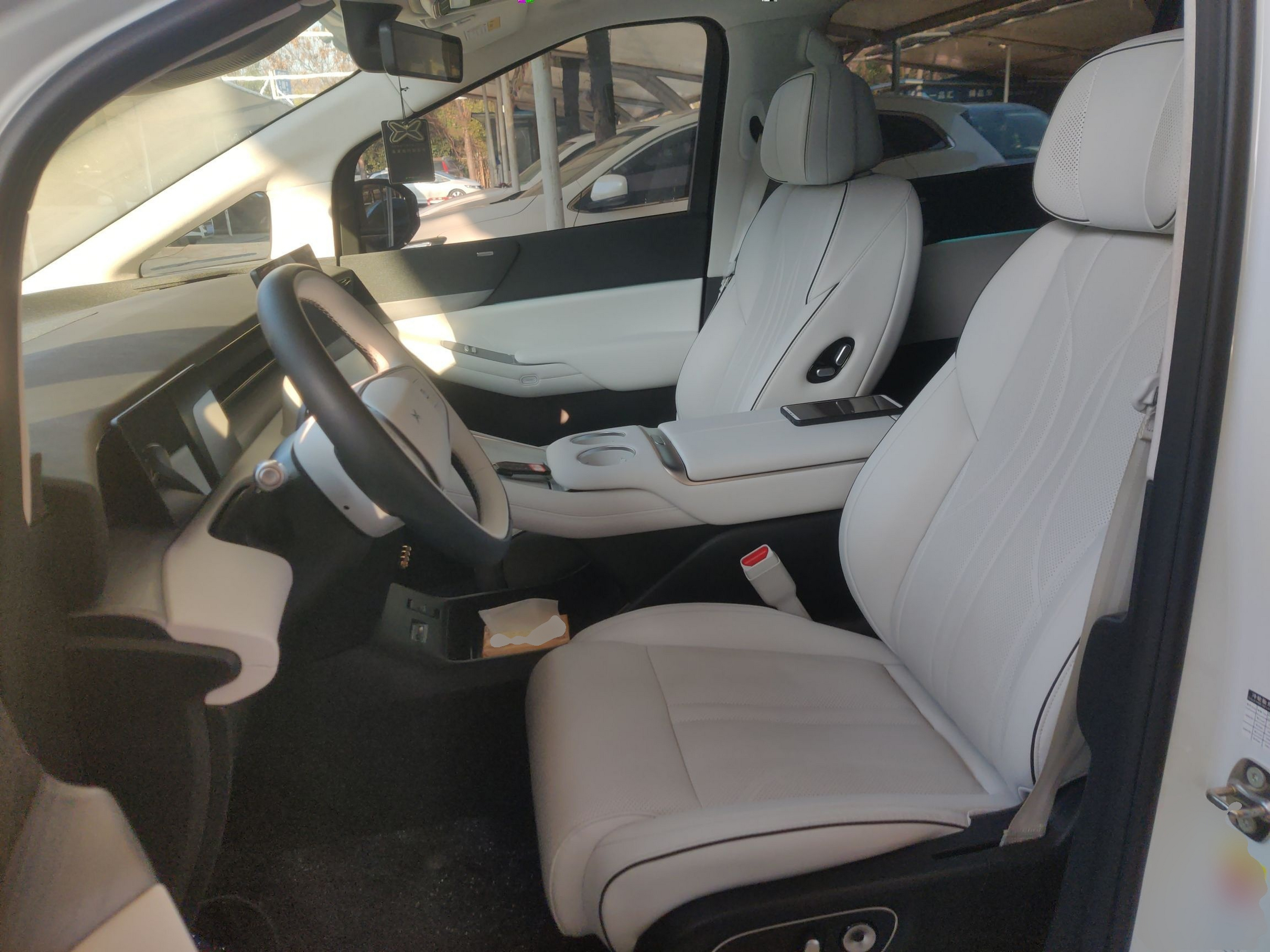 المقاعد الأمامية داخل السيارة