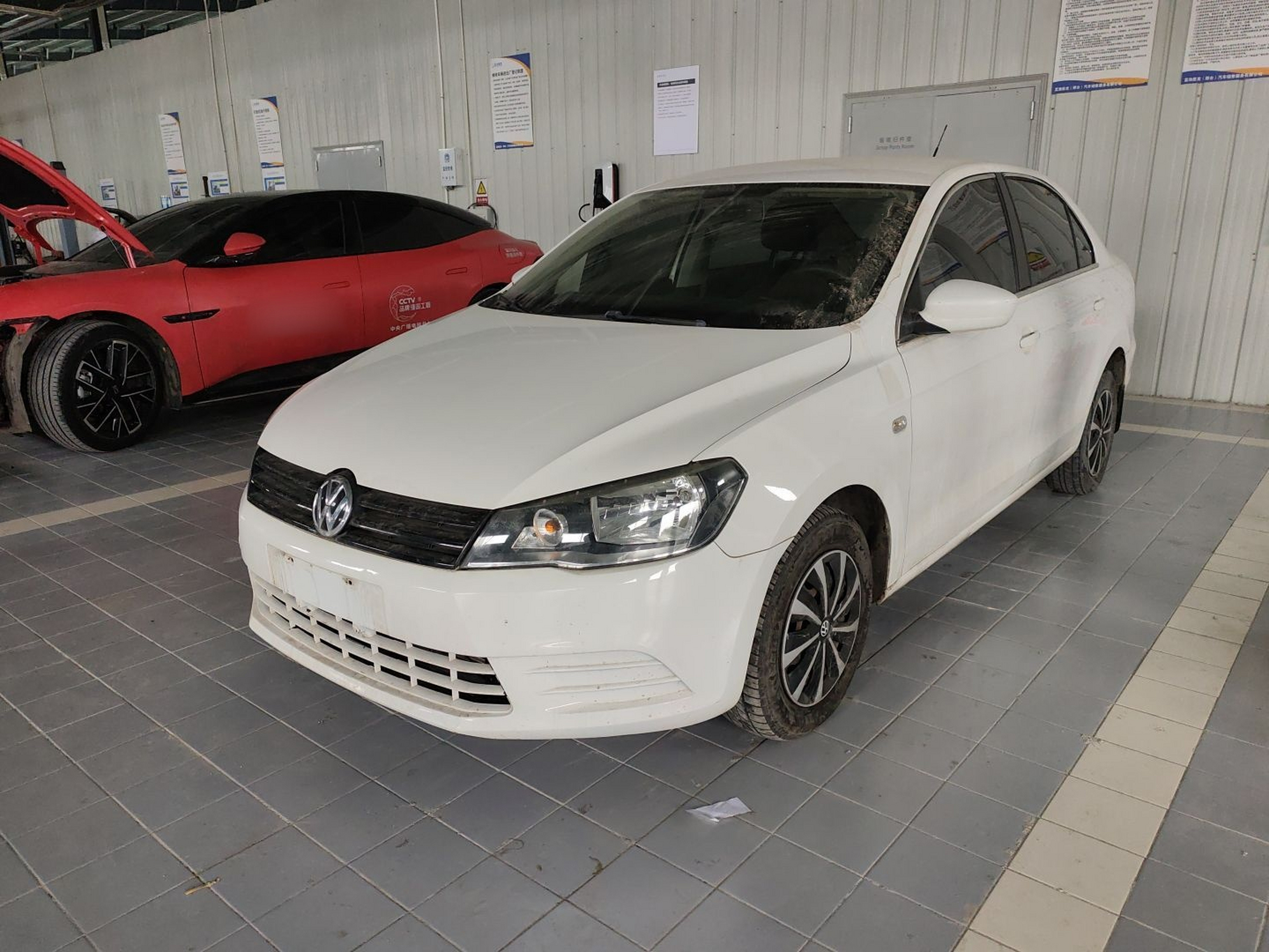 Под передней частью автомобиля