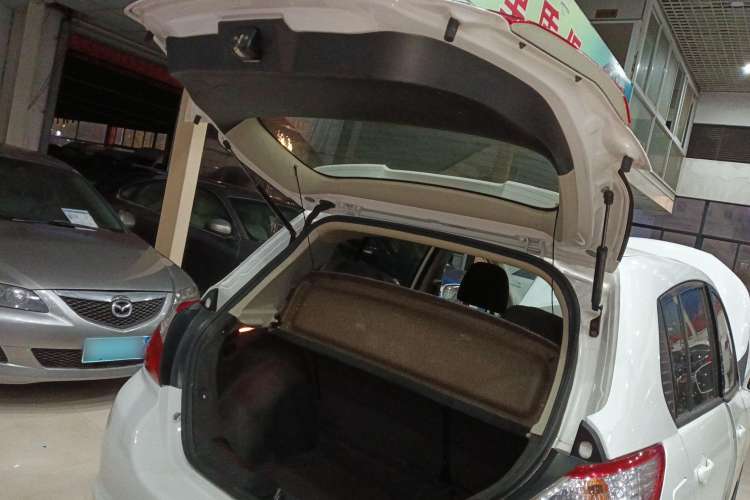 Used Venucia R50 2015 1.6L Automatic Fashion Edition
