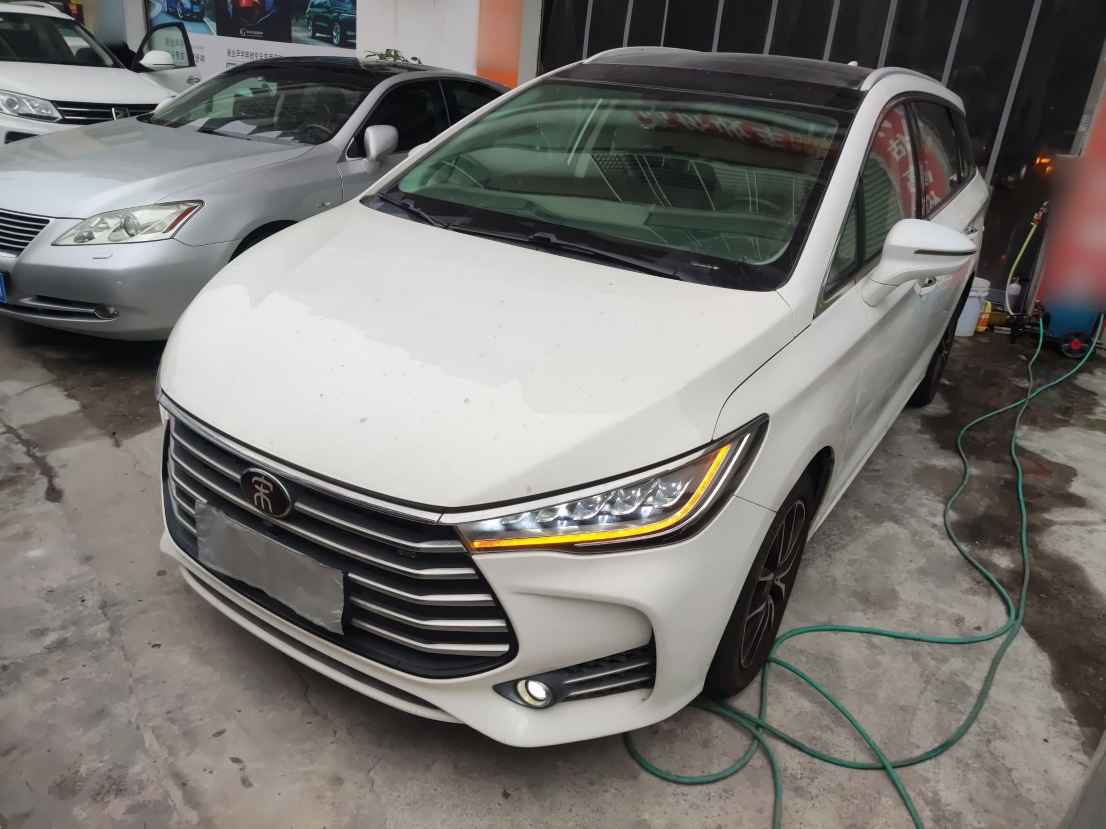 تحت مقدمة السيارة