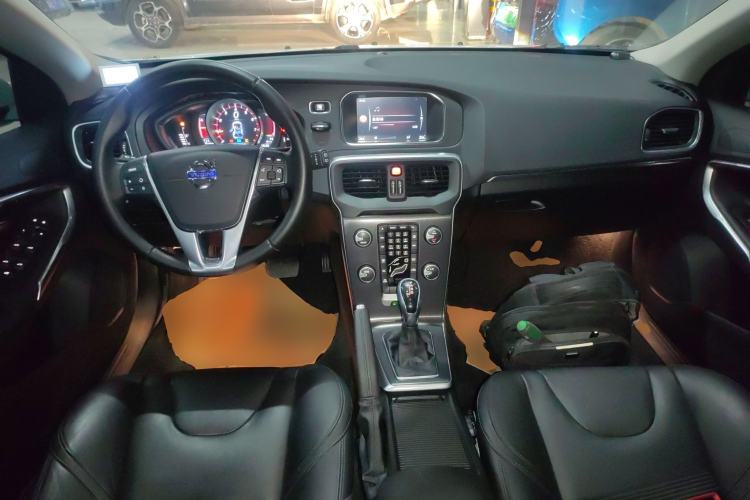 Used Volvo V40 2016 T3 Zhiyi Edition
