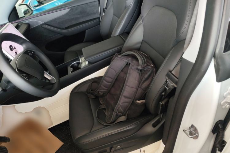 Used Tesla Model Y 2025 Long-Range All-Wheel-Drive Version
