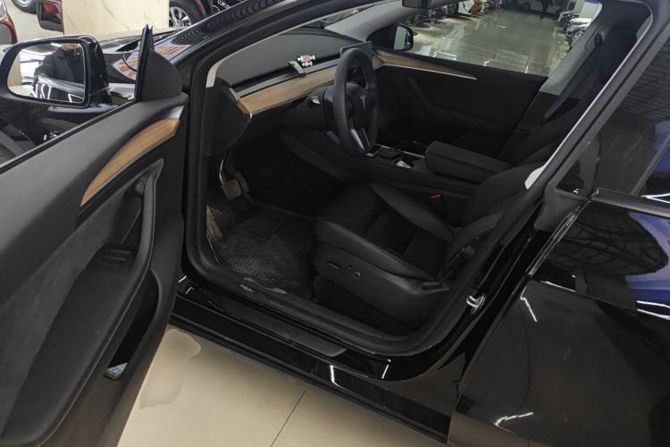 Used Tesla Model Y 2023 Rear-Wheel-Drive Version
