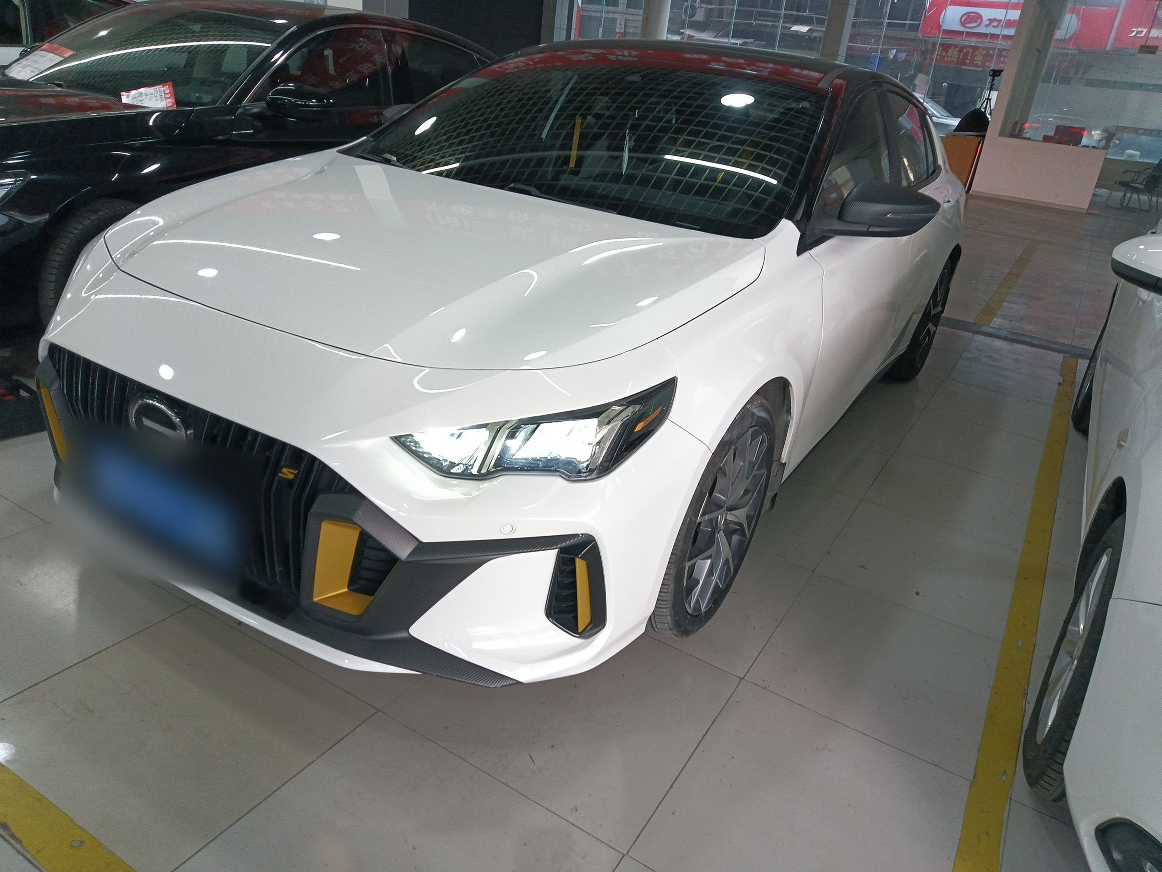 تحت مقدمة السيارة