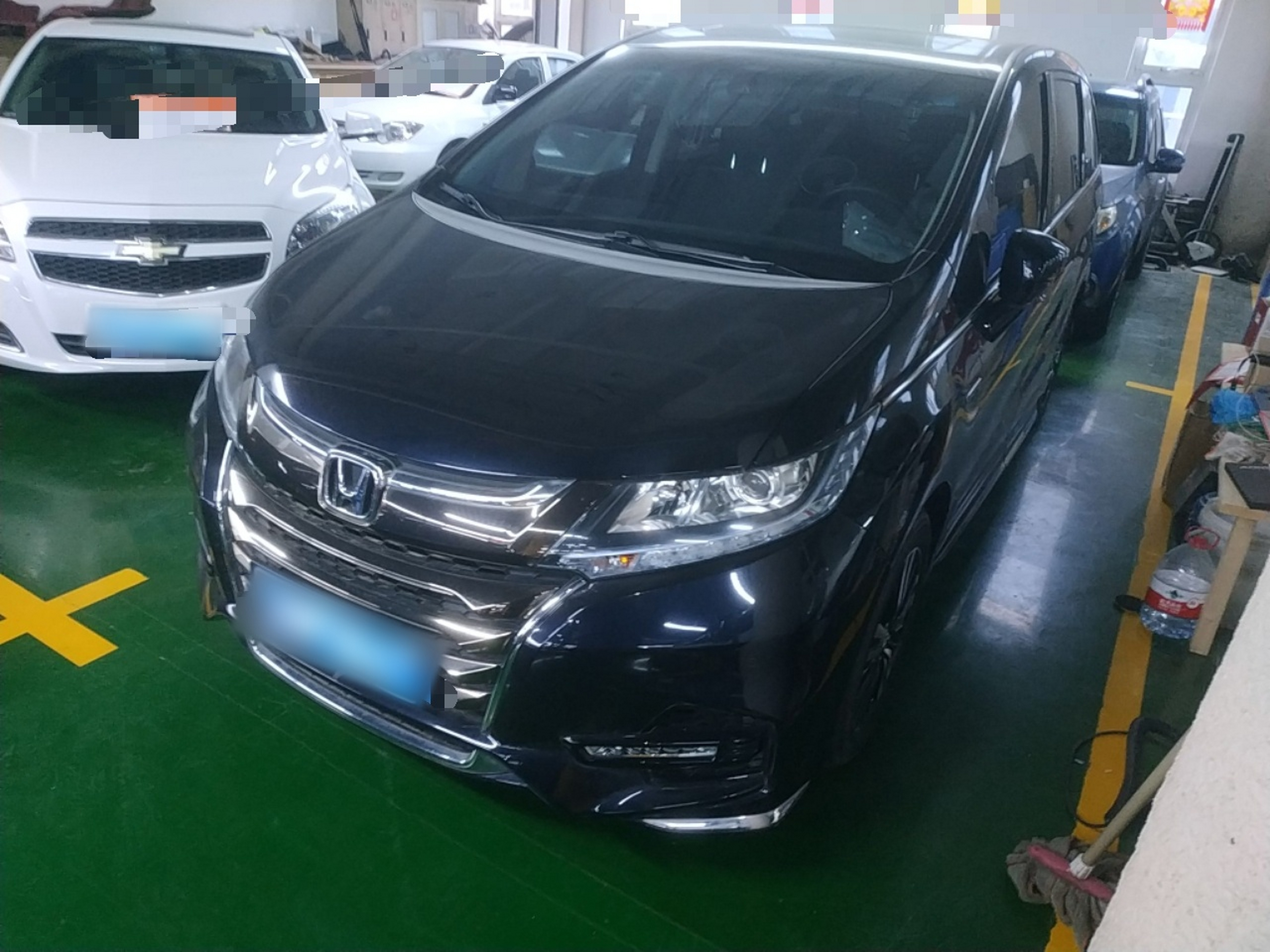 Под передней частью автомобиля