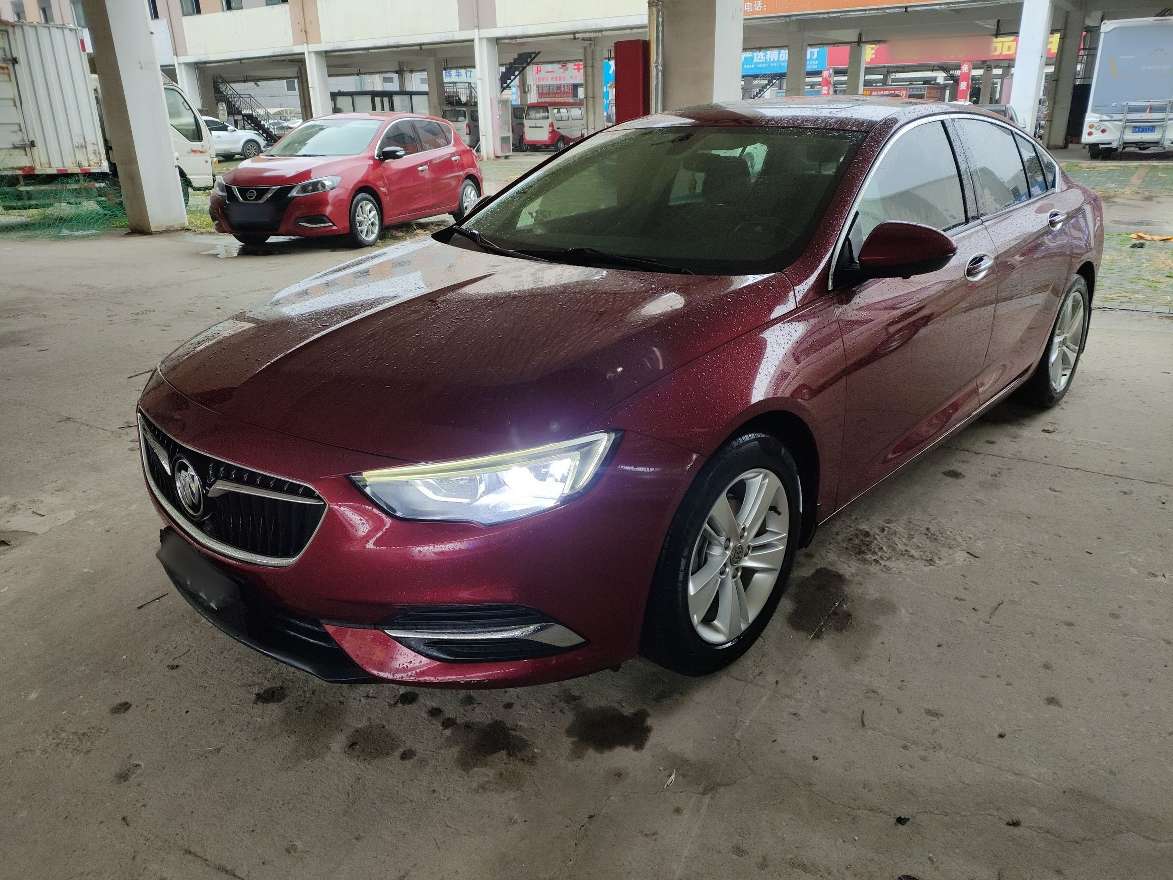 تحت مقدمة السيارة