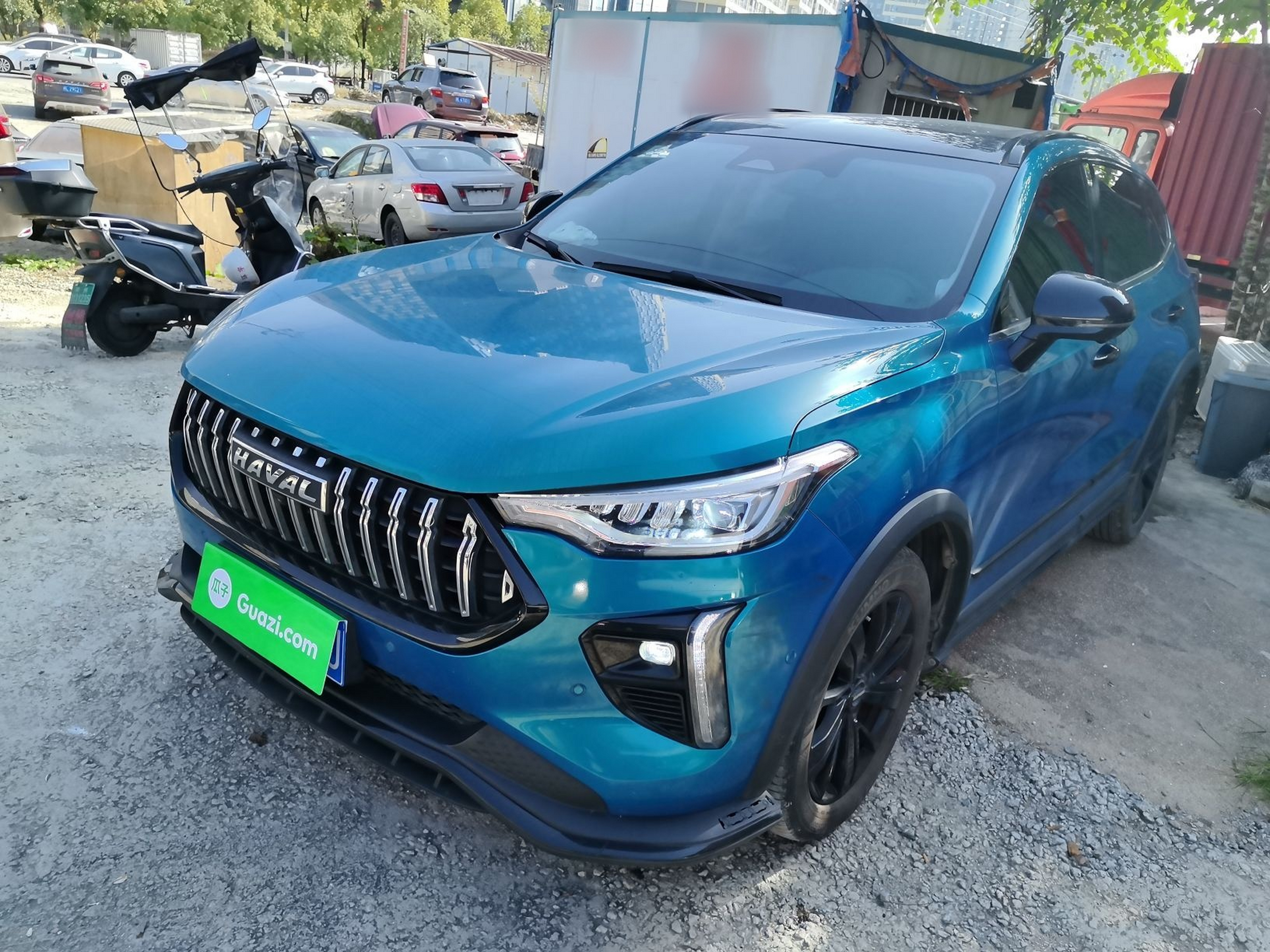 Под передней частью автомобиля