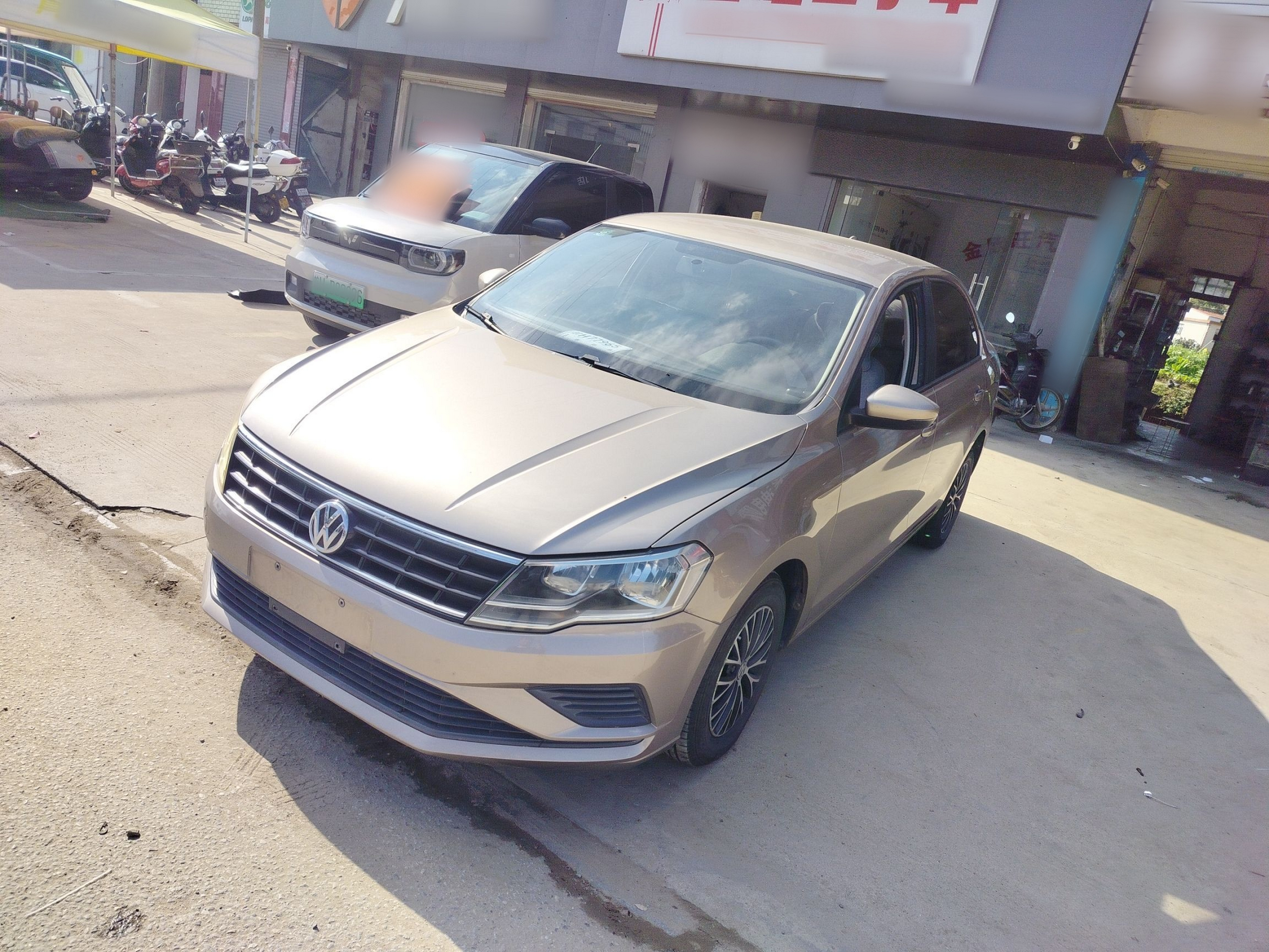 تحت مقدمة السيارة