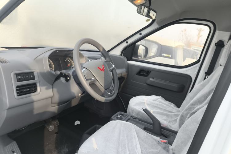 Used Wuling Yangguang 2024 300KM Comfort Version Passenger Van 75kW
