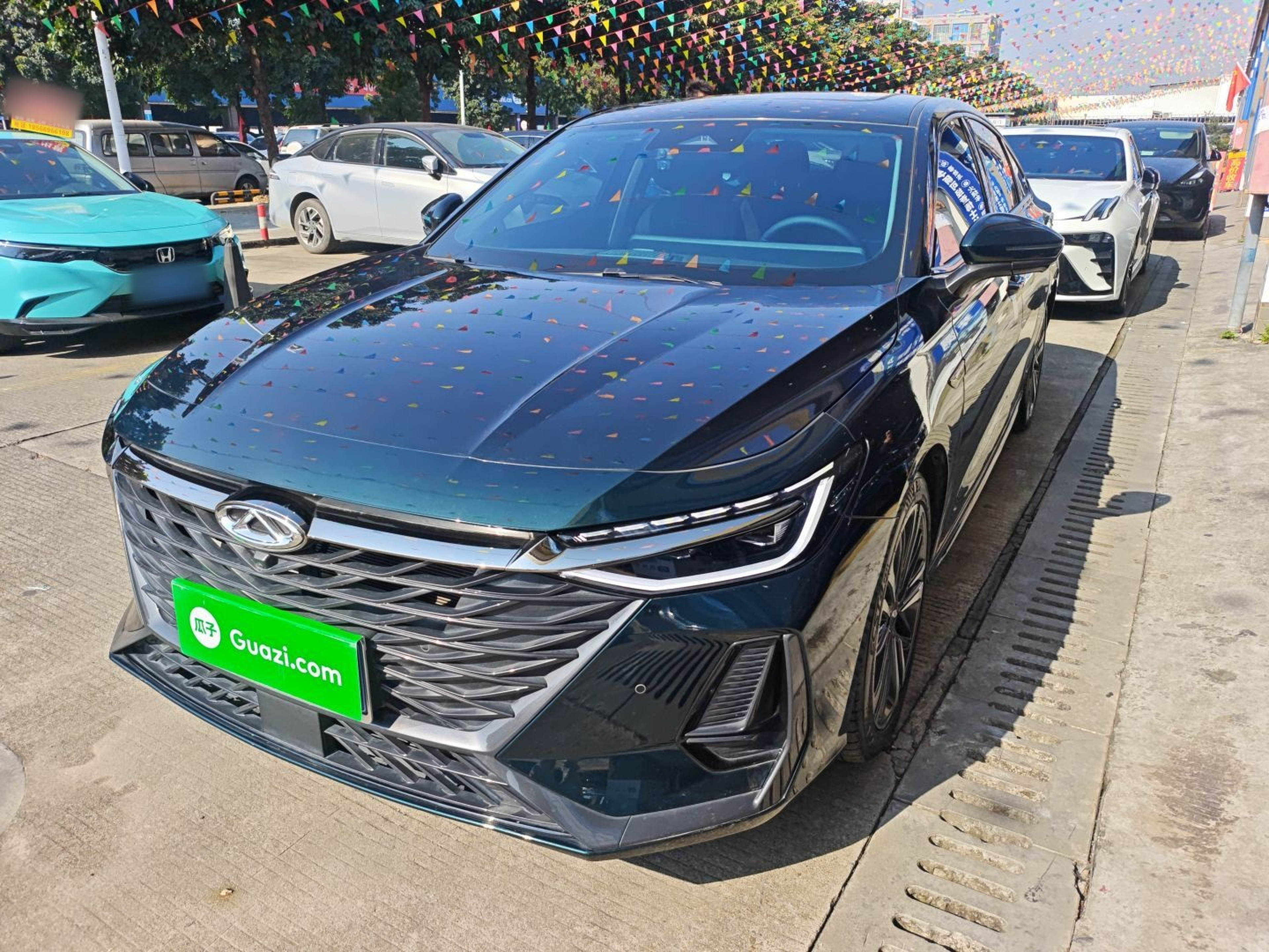 تحت مقدمة السيارة