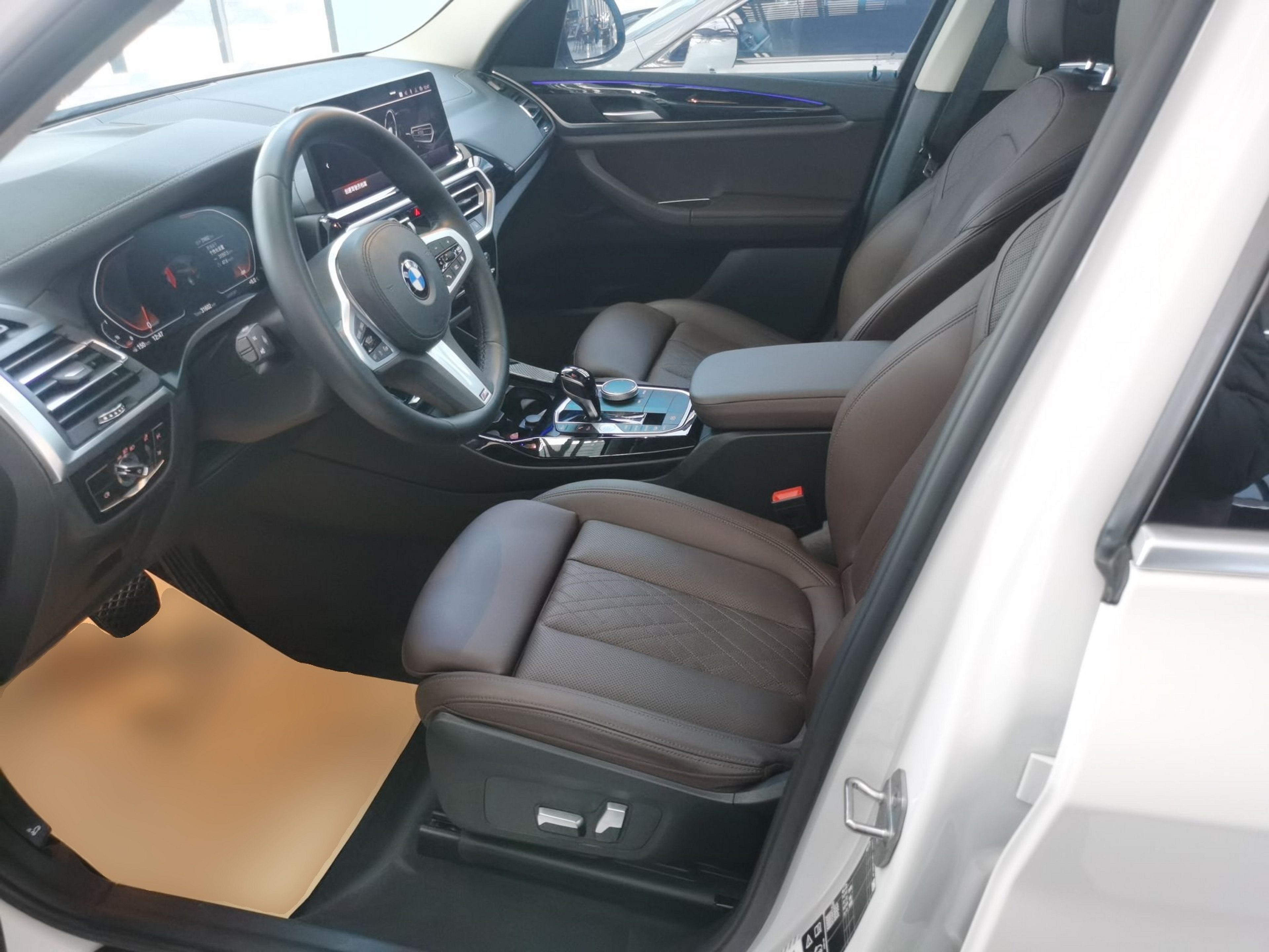 المقاعد الأمامية داخل السيارة