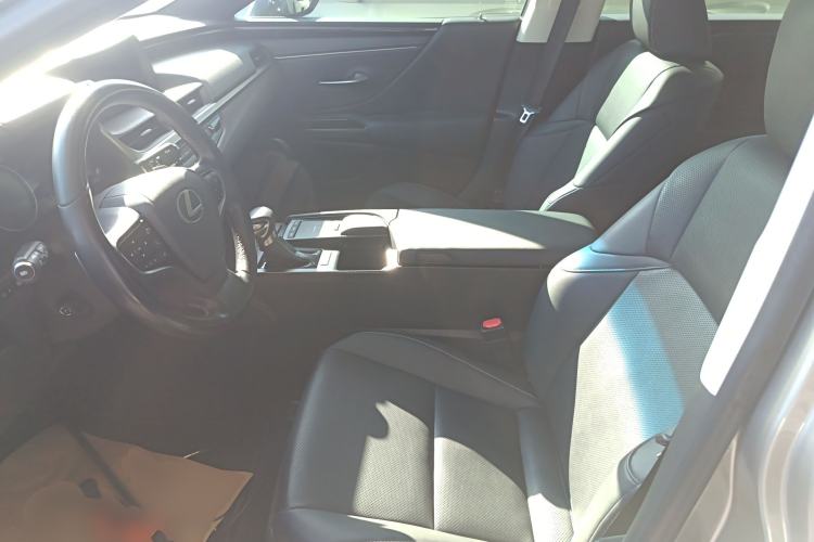 Used Lexus ES 2020 300h Premier Edition
