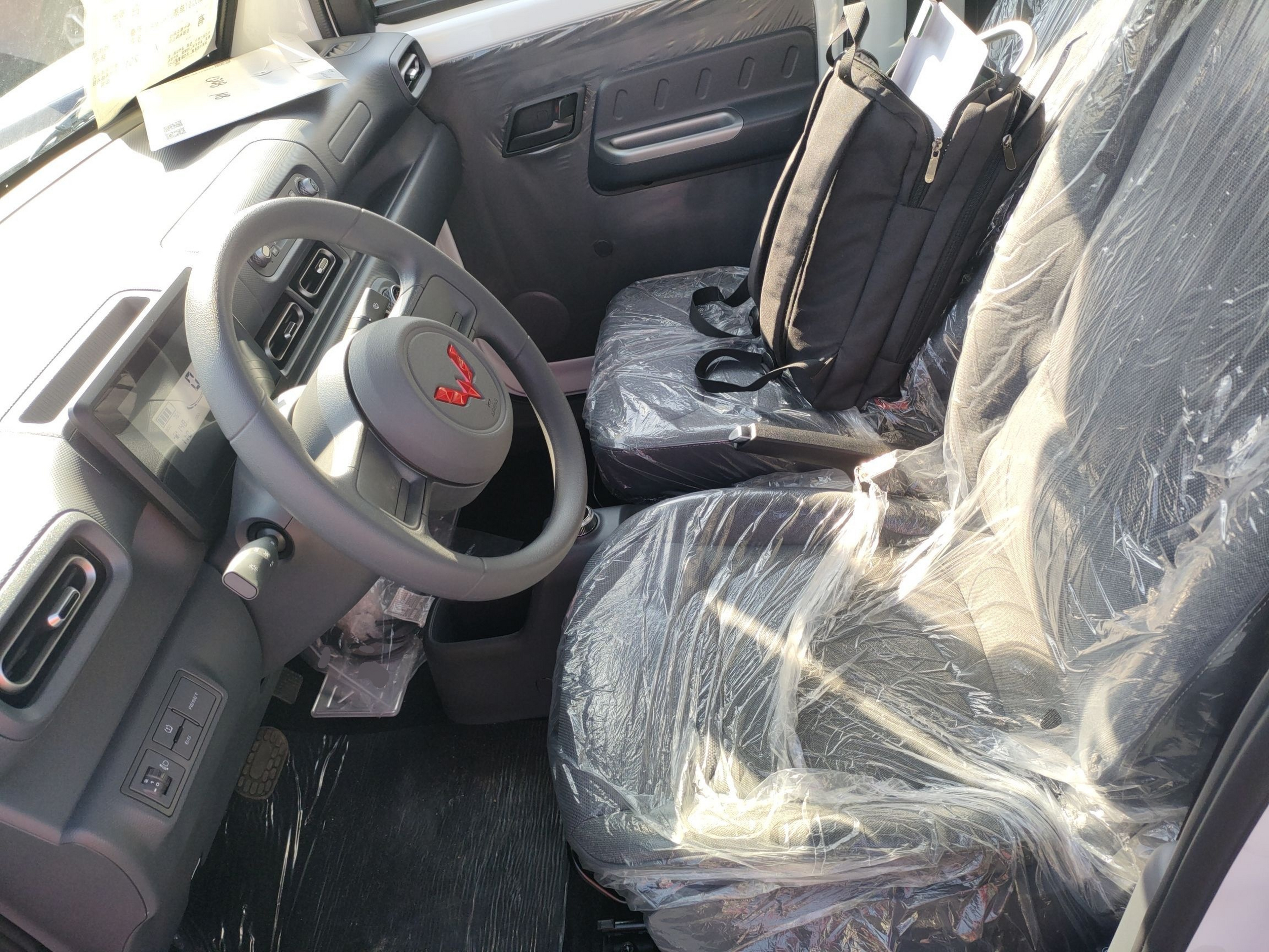 المقاعد الأمامية داخل السيارة