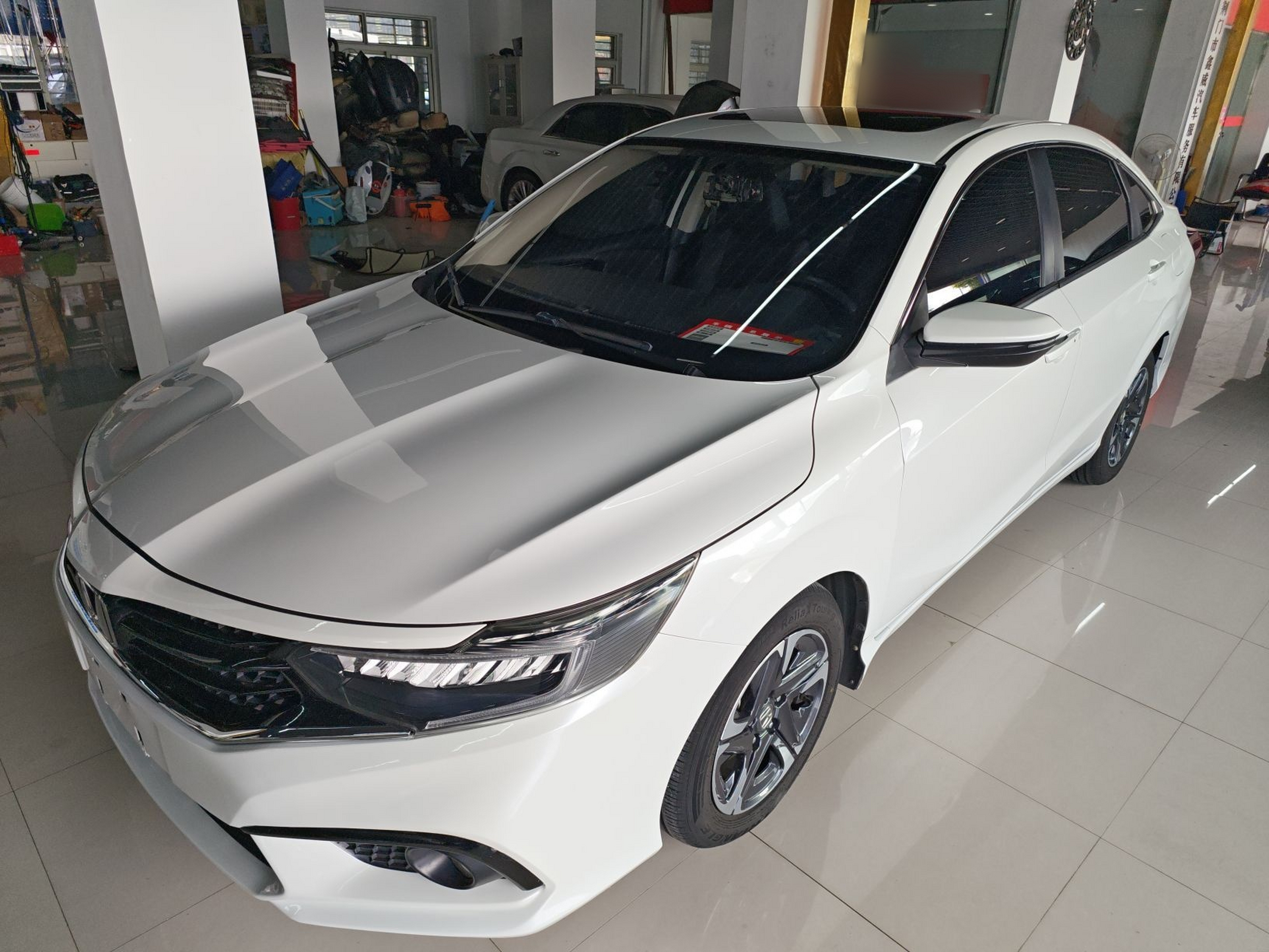 Под передней частью автомобиля